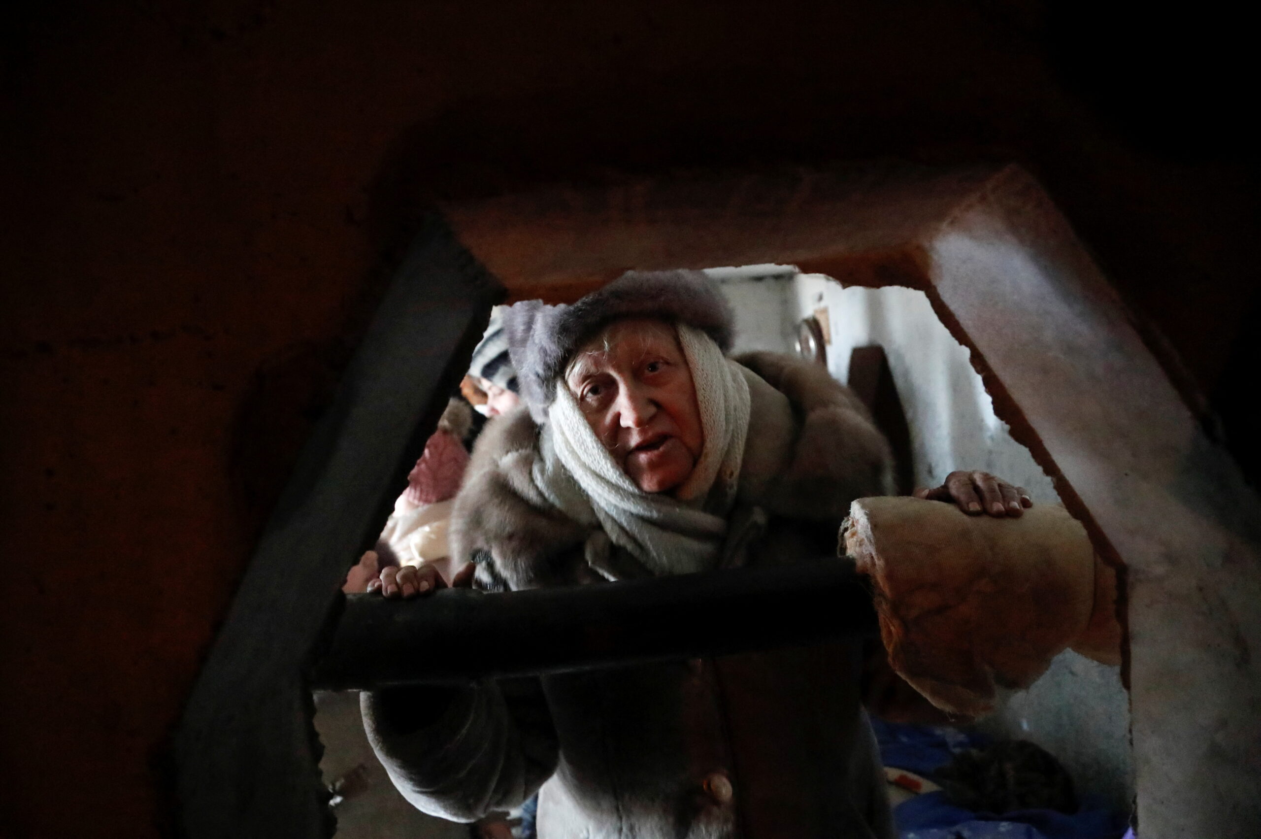 Местные жители скрываются в подвале дома в осажденном Мариуполе. 17 марта 2022 г. © REUTERS / Alexander Ermochenko / Scanpix / Leta