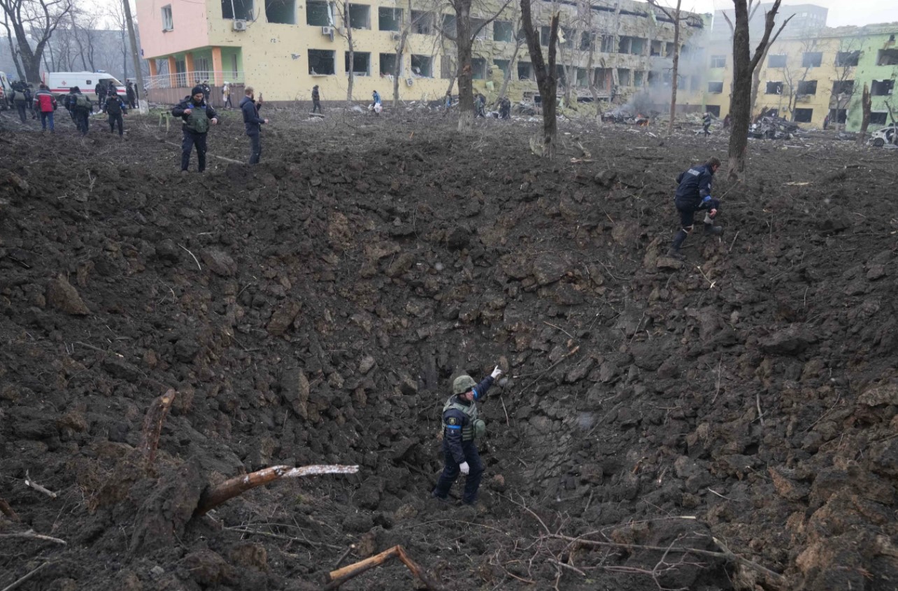 Украинские солдаты и спасатели работают на территории пострадавшего в результате обстрела родильного дома в Мариуполе, Украина, 9 марта 2022 года. Фото Evgeniy Maloletka/AP Photo/Scanpix/Leta