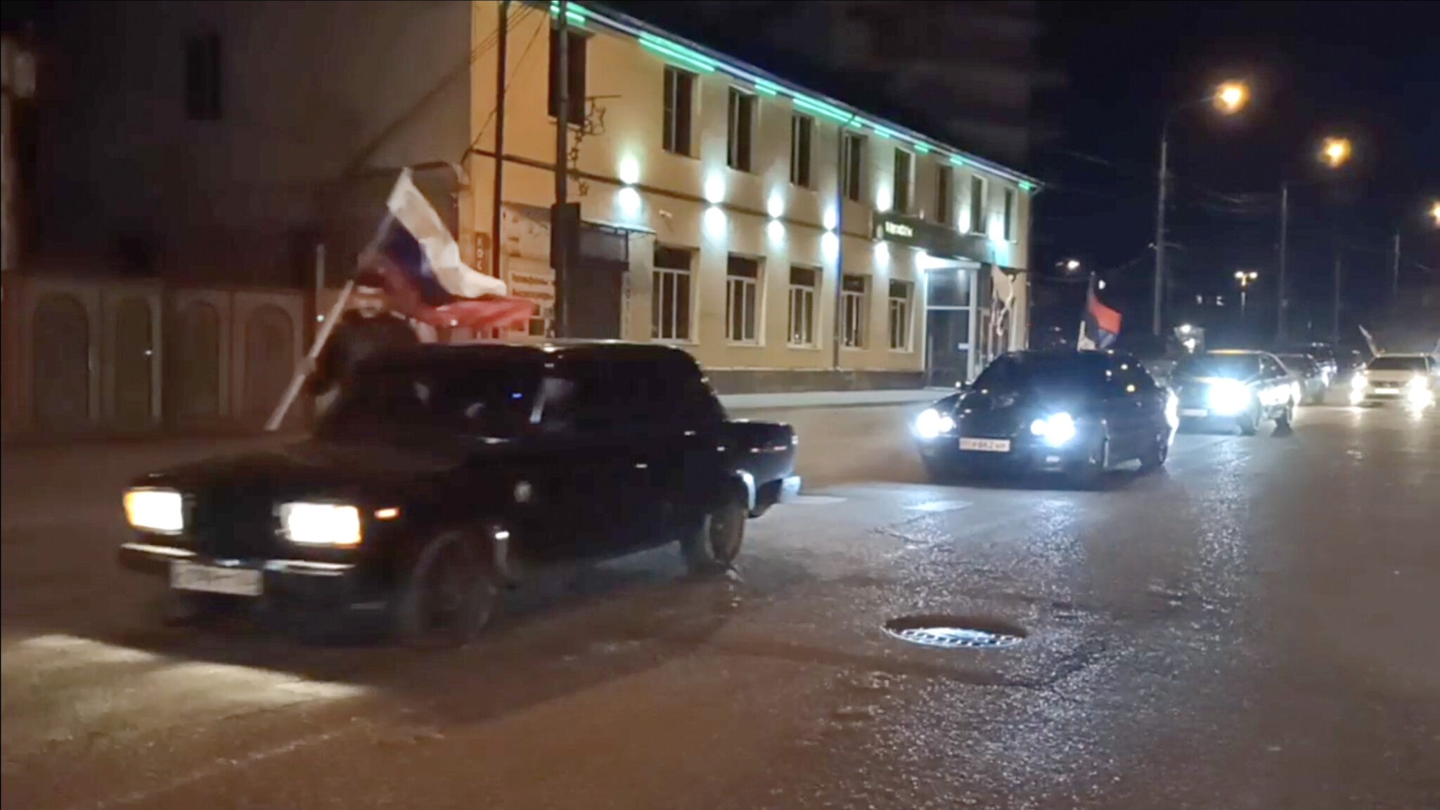 Колонны автомобилей с флагами Южной Осетии и России на улицах Цхинвала после объявления референдума о присоединении непризнанной республики к России. Кадр видео, опубликованного в телеграм-канале «Оперсводки»