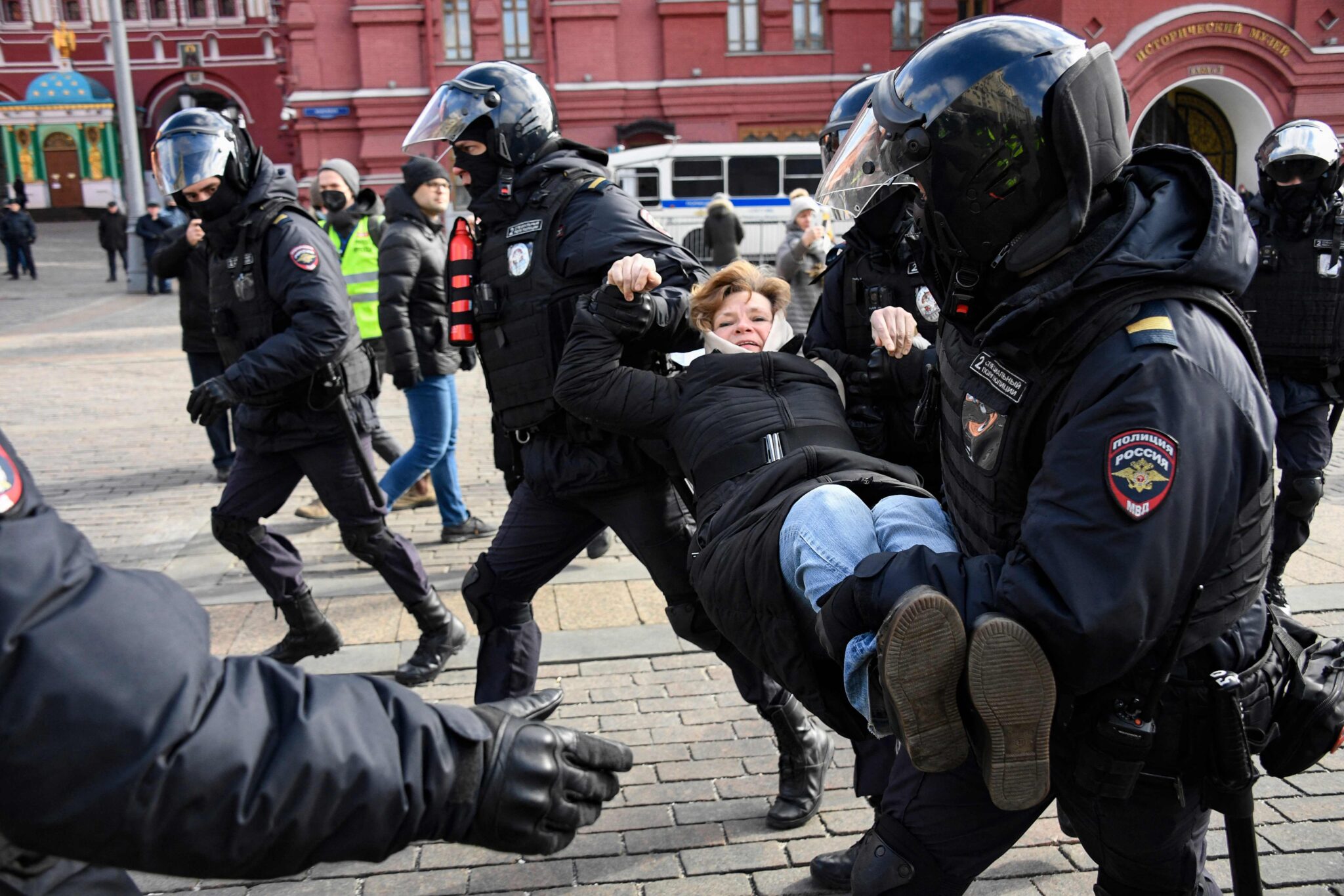 Полиция задерживает женщину на Манежной площади в Москве. 13 марта 2022 года. Фото AFP/Scanpix/Leta