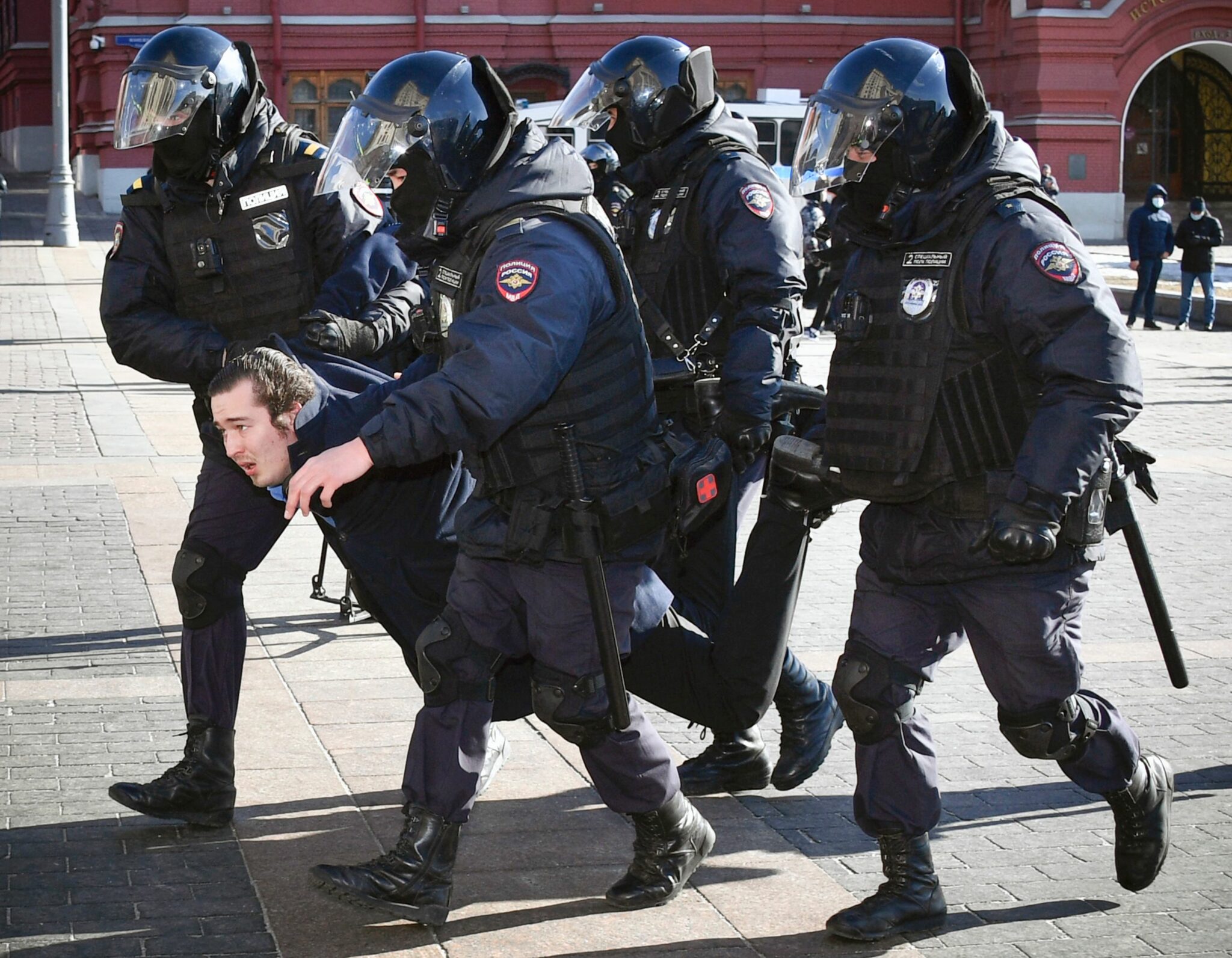 Задержание на Манежной площади. March 13, 2022. Фото AFP/Scanpix/Leta