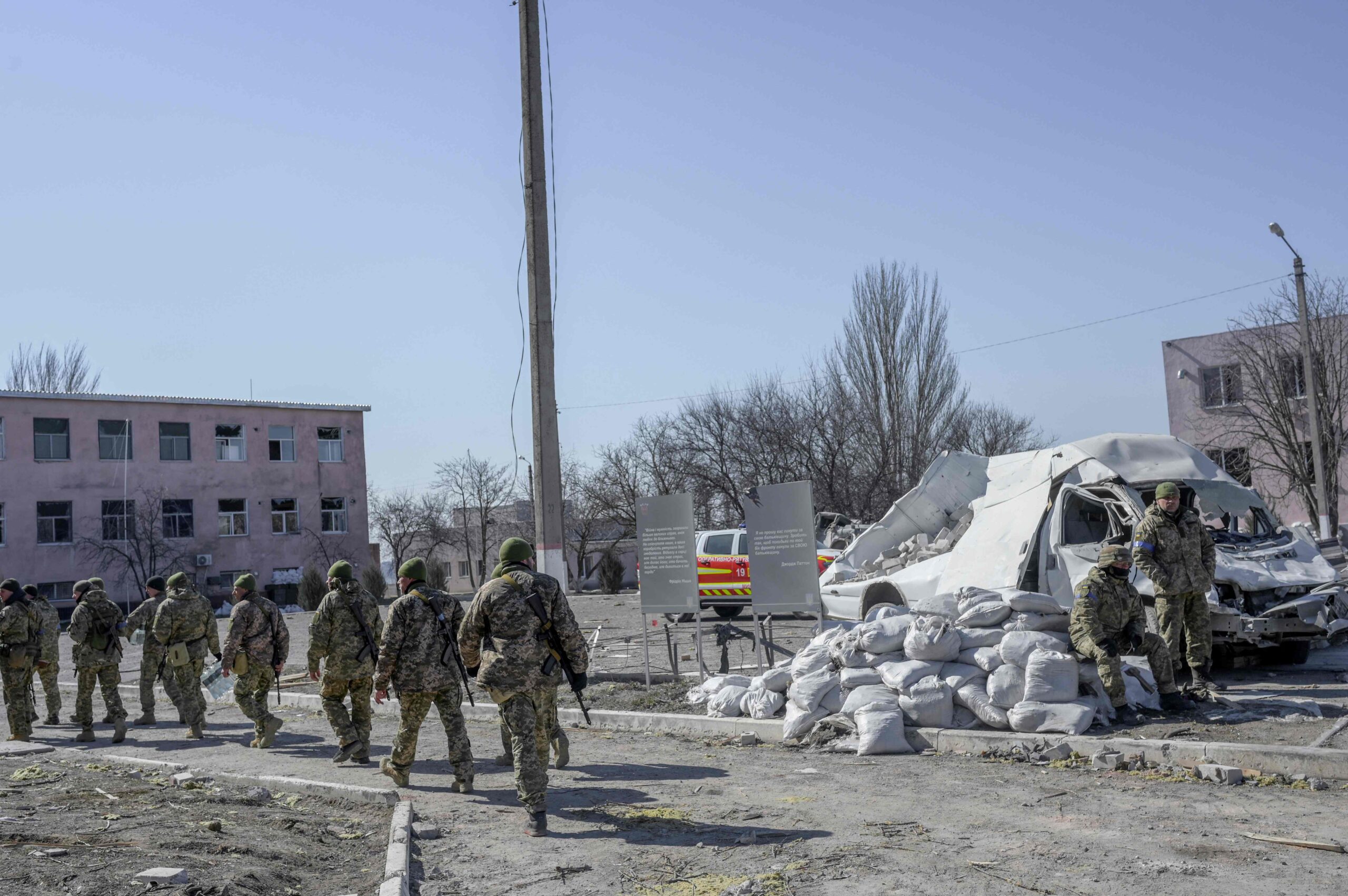Солдаты идут на разбор завалов в Николаеве. 19 марта 2022 года. Фото BULENT KILIC/AFP/Scanpix/Leta