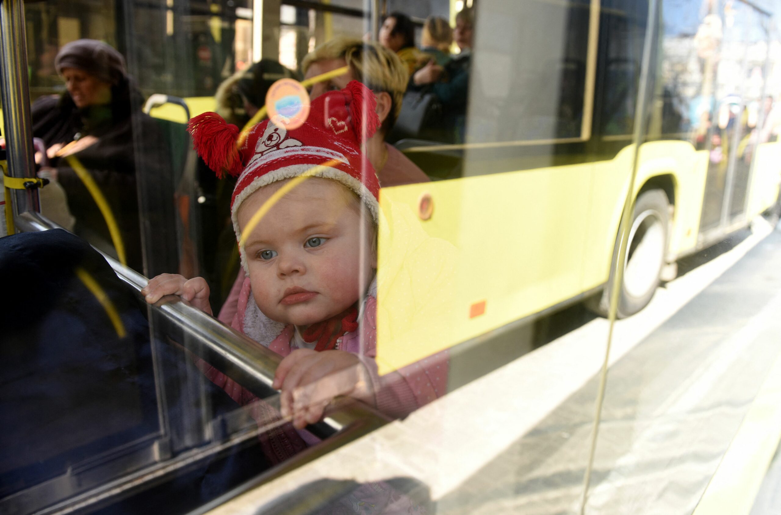 Эвакуированные с востока Украины беженцы на пути к польской границе. Львов. Украина. Фото Yuriy Dyachyshyn/AFP/Scanpix/LETA