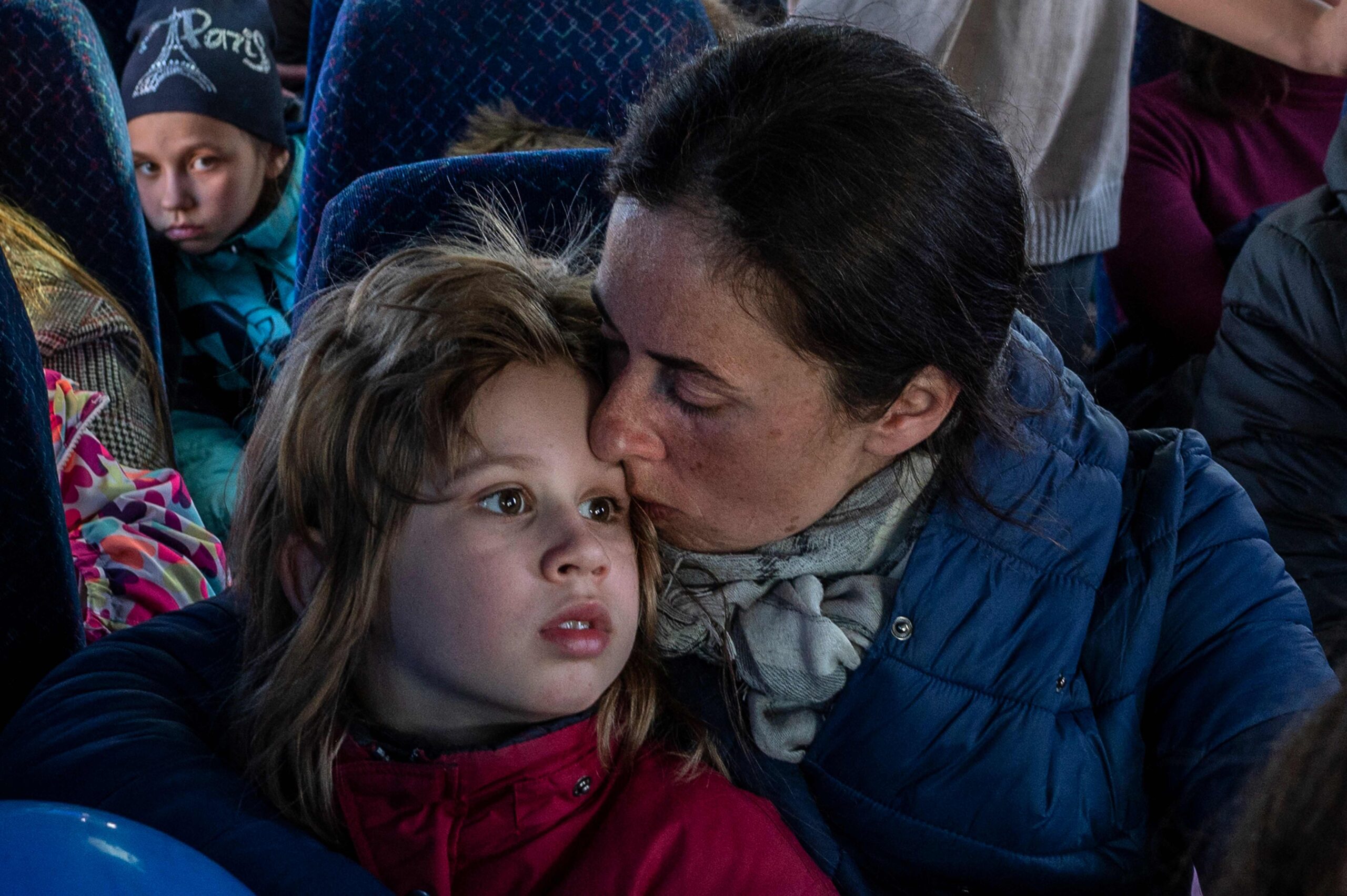 Беженцы в автобусе после пересечения украинско-польской границы на пограничном переходе Медыка. Юго-восток Польши. 28 марта 2022 года. Фото Angelos Tzortzinis/AFP/Scanpix/LETA