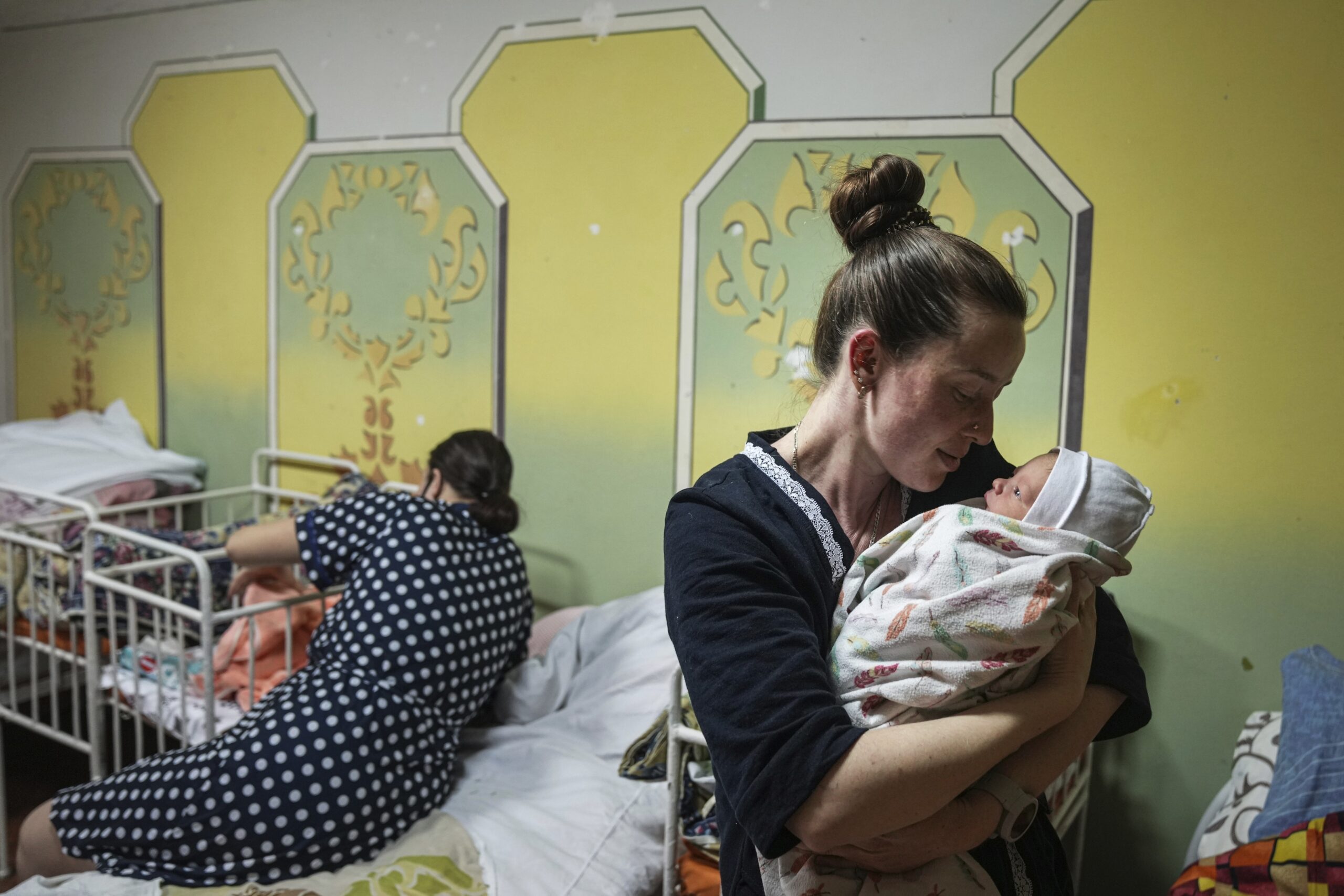 Катерина Сухарокова держит новорожденного сына. Фото Evgeniy Maloletka / TASS / Scanpix / Leta