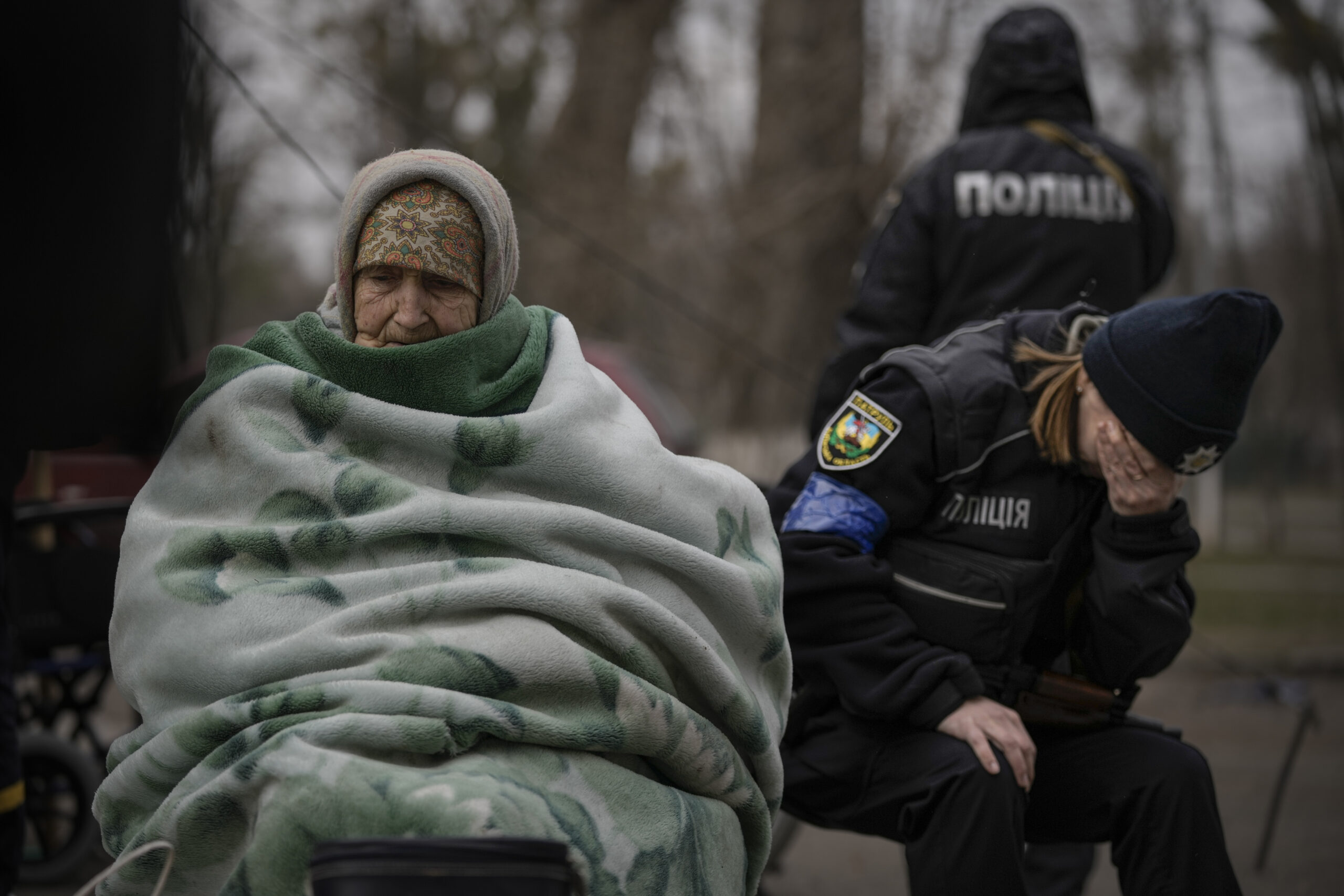 94-летняя женщина и переполненная эмоциями сотрудница украинской полиции. Эвакуация из города Ирпень на окраине Киева. 26 марта 2022 года. Фото Vadim Ghirda/AP Photo/Scanpix/LETA