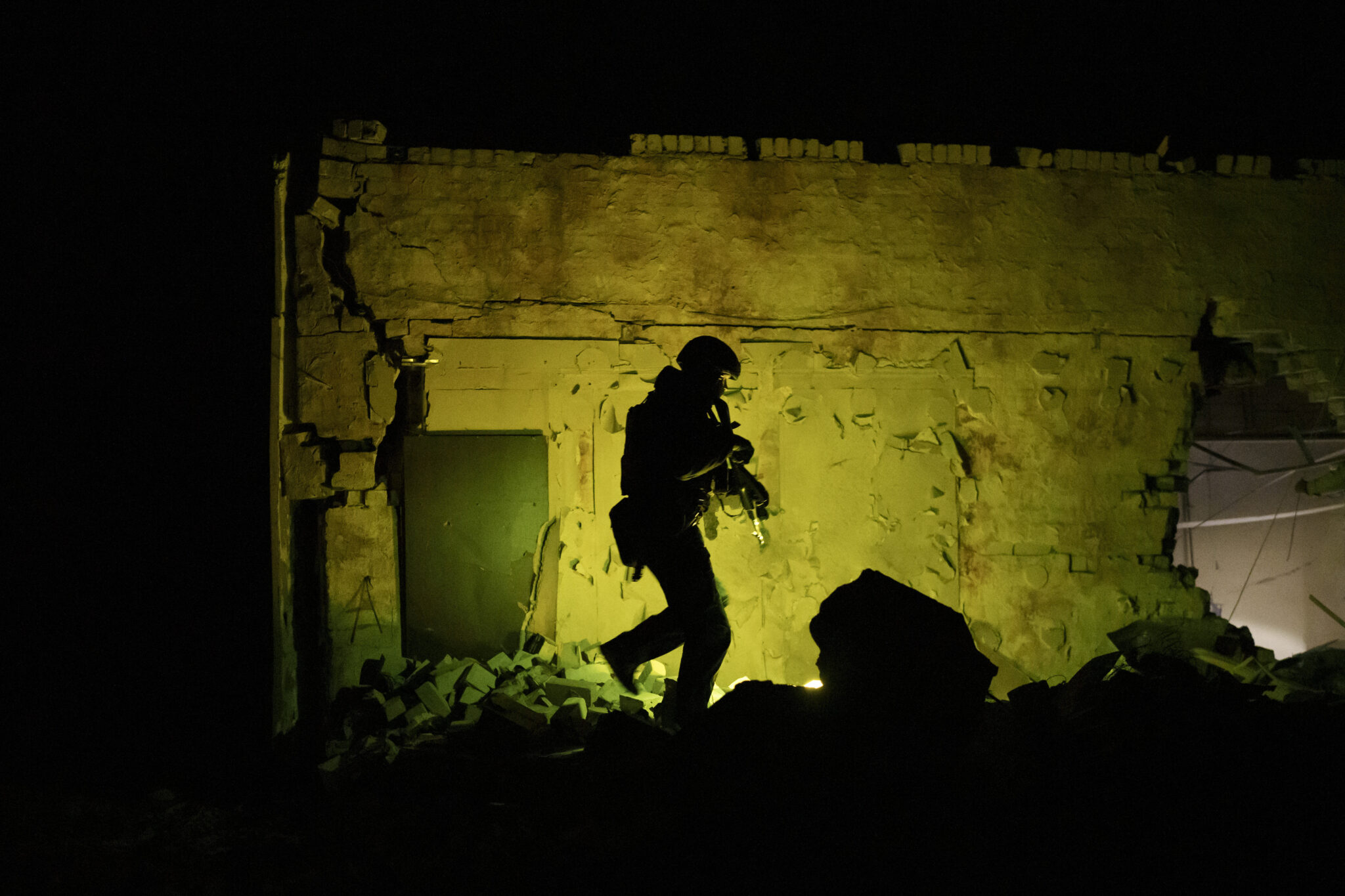 Украинский спецназовец в патруле во время ночного комендантского часа в Харькове. 27 марта 2022 года. Фото Felipe Dana/AP Photo/Scanpix / Leta 