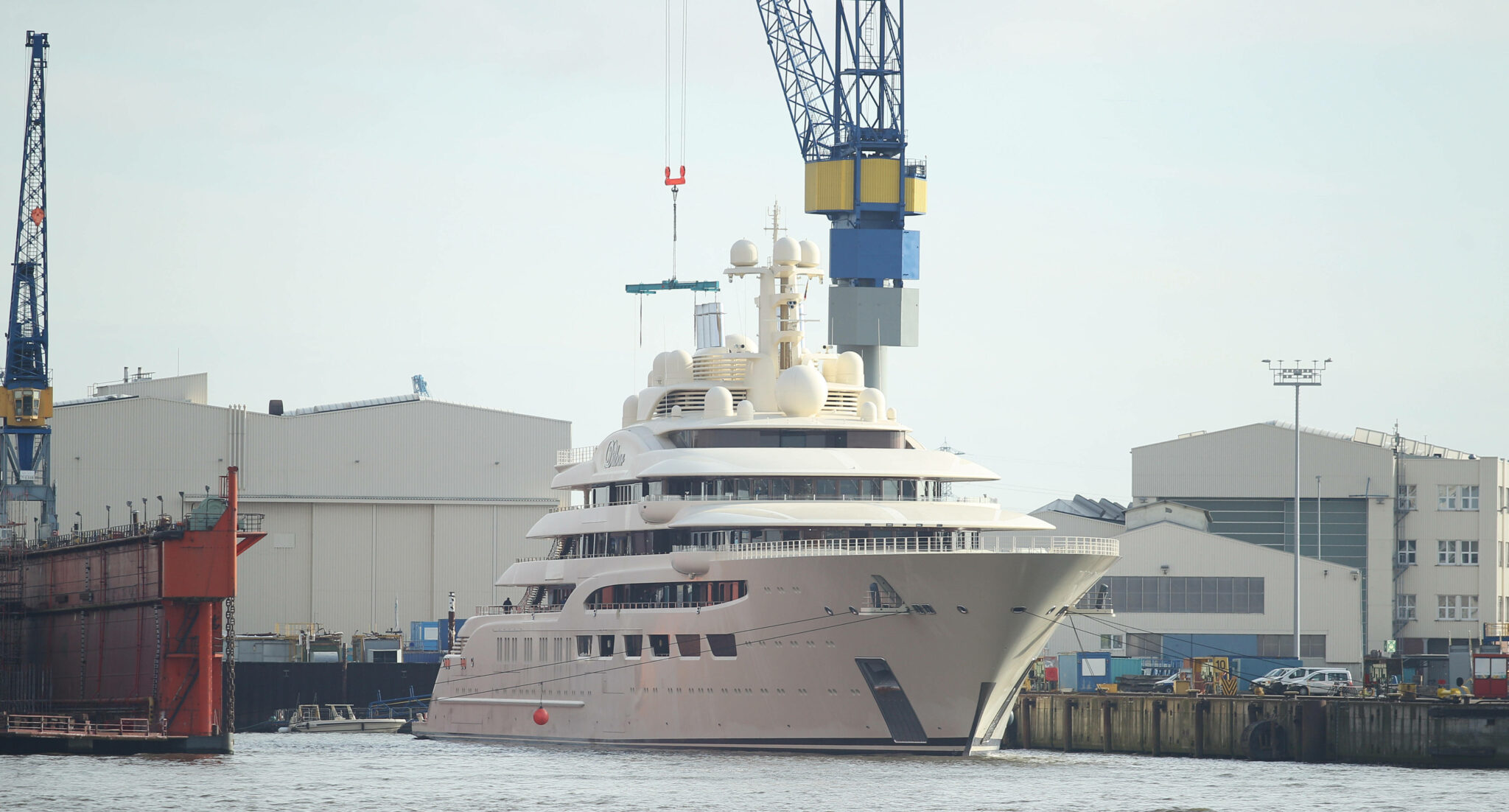 Яхта Dilbar, принадлежащая российскому миллиардеру Алишеру Усманову, находится в порту верфи BlohmÖÖVoss. Гамбург. Ноябрь 2021 года. Фото Hanno Bode/imago images/Scanpix/LETA