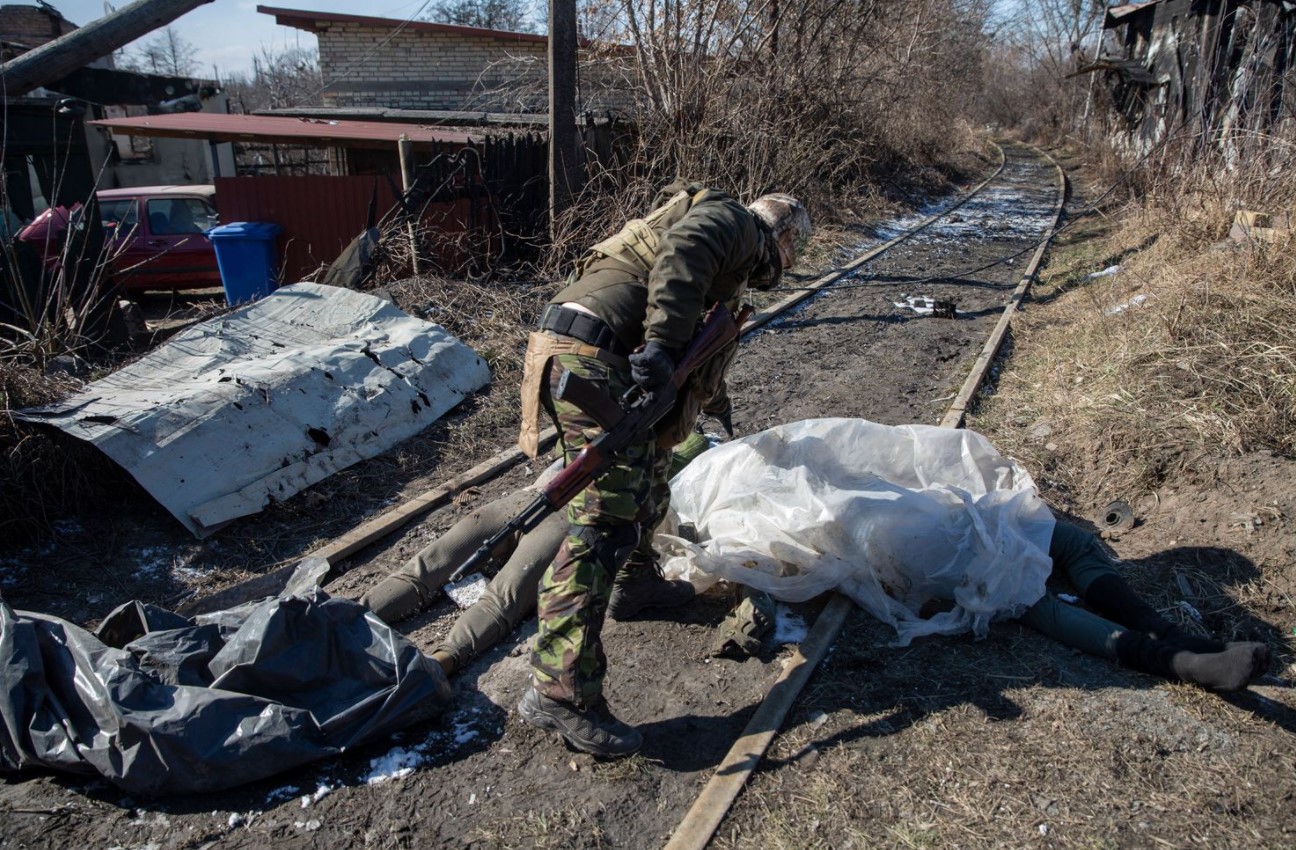 Украинский военный и тела российских солдат. Ирпень, 10 марта 2022 года. Фото Heidi Levine/Washington Post/Sipa/Scanpix /LETA