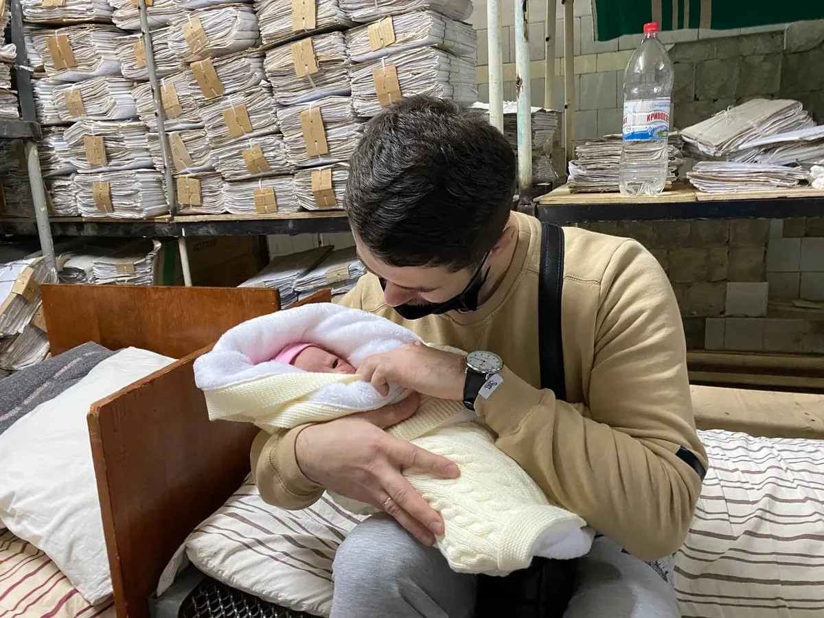 Алексей и новорожденная Маша. Фото: Елена Костюченко / «Новая газета»