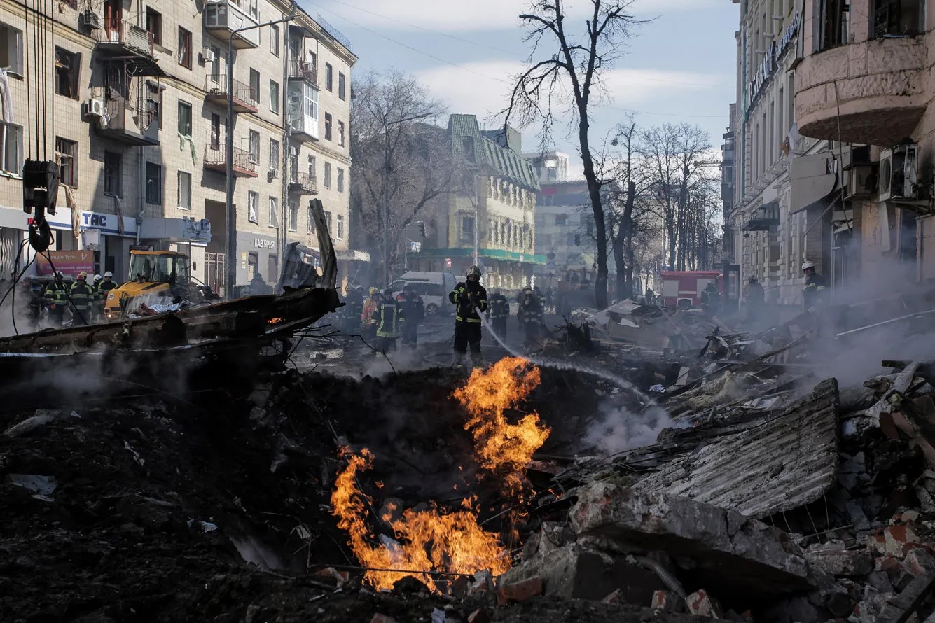 Пожарные тушат жилой дом после ракетного обстрела в Харькове. Фото Pavel Dorogoy/AP/Scanpix/LETA