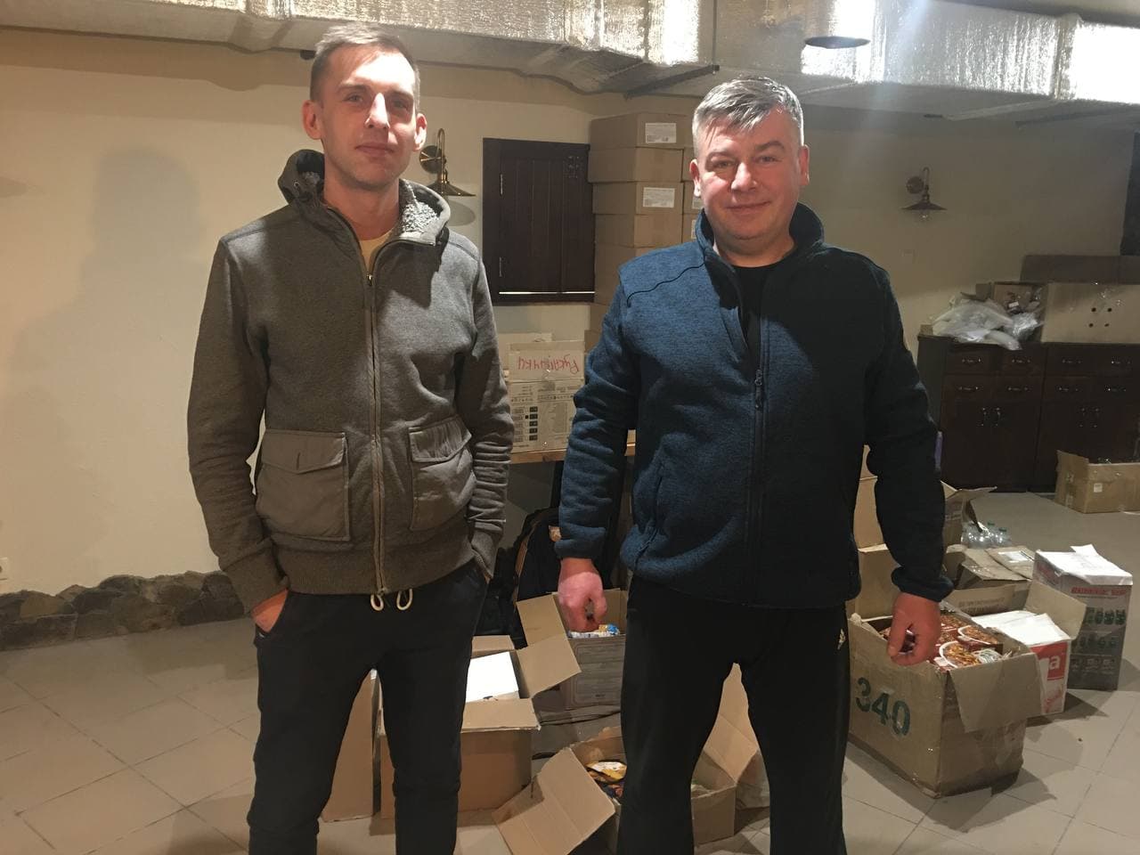 Артем (слева) и  Руслан Могильник на складе теробороны в Киеве. Фото Spektr.Press