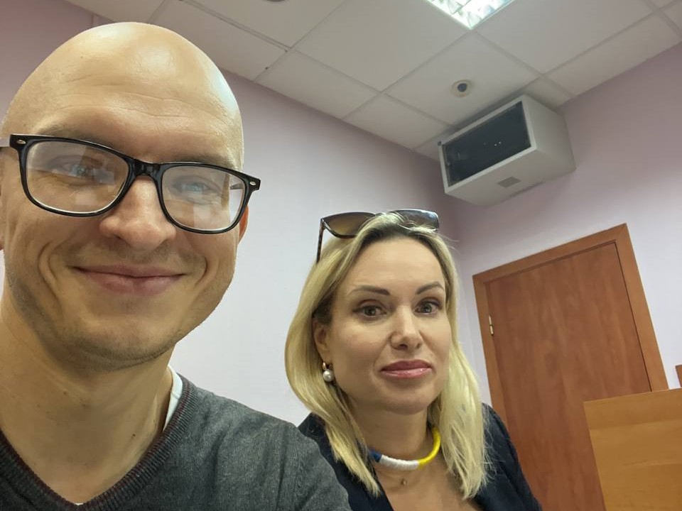 Адвокат Антон Гашинский и Марина Овсянникова в суде. Фото телеграм-канал ВЛагерь
