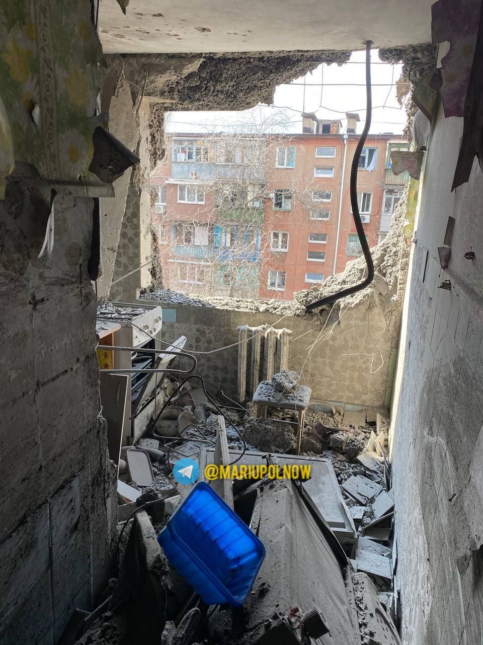 Последствия разрушений дома в Мариуполе, 17 марта 2022 @ mariupolnow 