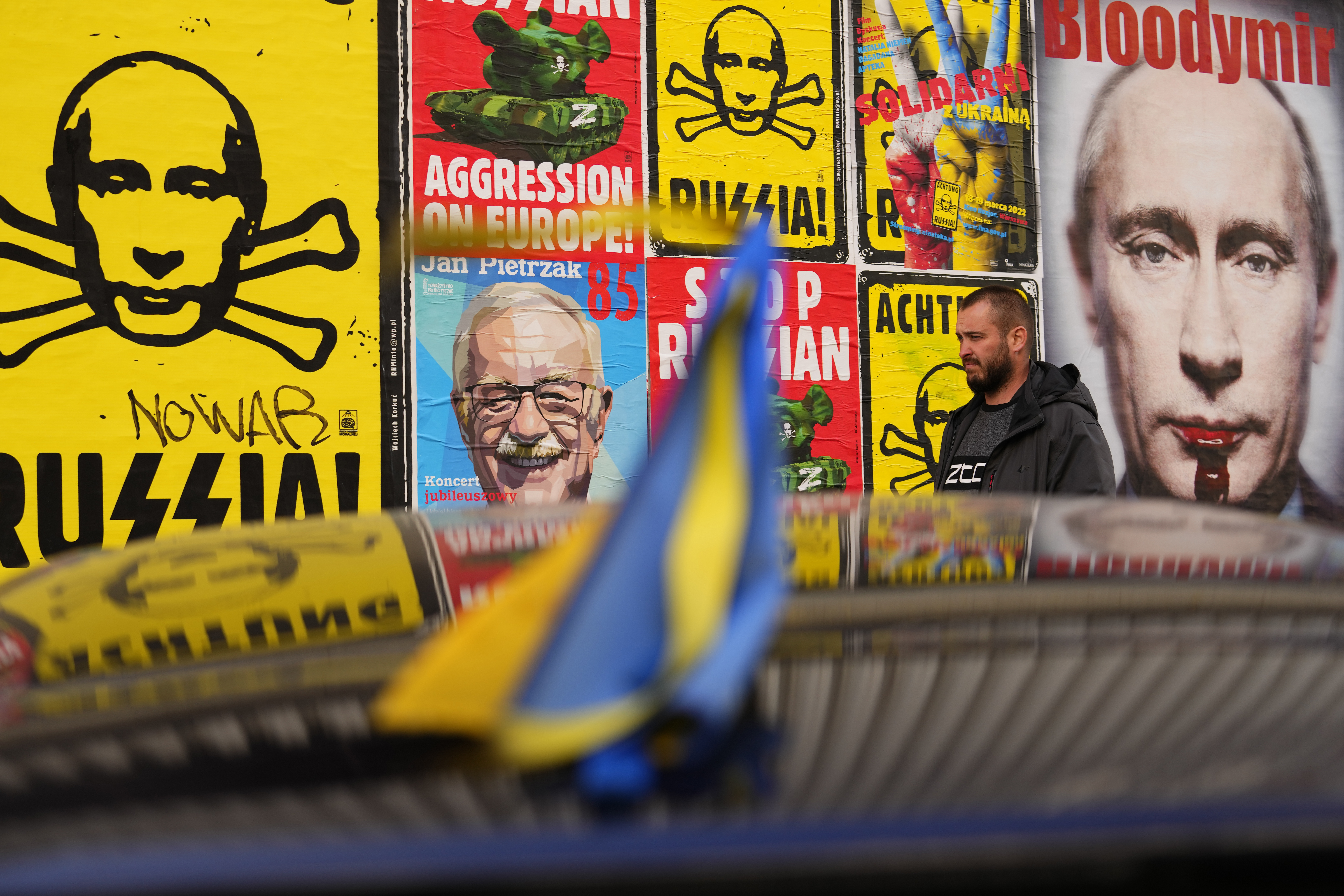 Постеры на улицах Варшавы. 24 марта 2022 года. Фото Petr David Josek/AP Photo/Scanpix/Leta