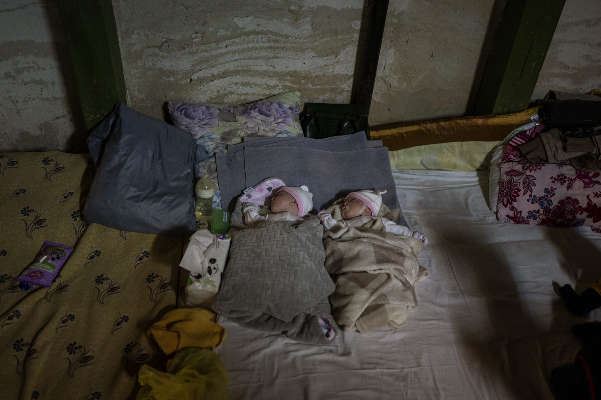 Новорожденные братья-близнецы спят в подвале, используемом в качестве бомбоубежища детской больницы в центре Киева. Фото Emilio Morenatti / TASS / Scanpix / Leta
