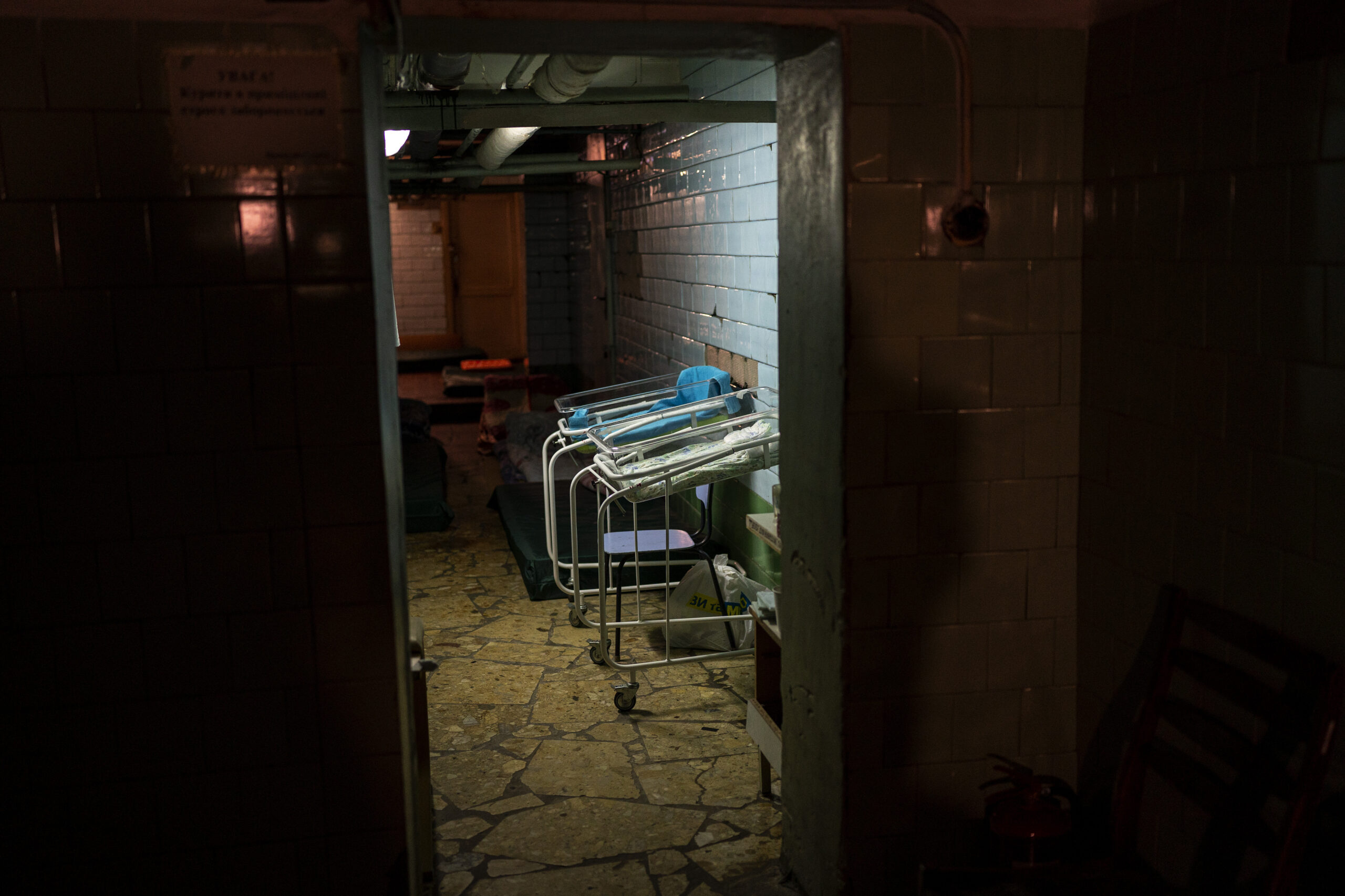 Кроватки для новорожденных в подвале, используемом в качестве бомбоубежища детской больницы в центре Киева. Фото Emilio Morenatti / TASS / Scanpix / Leta