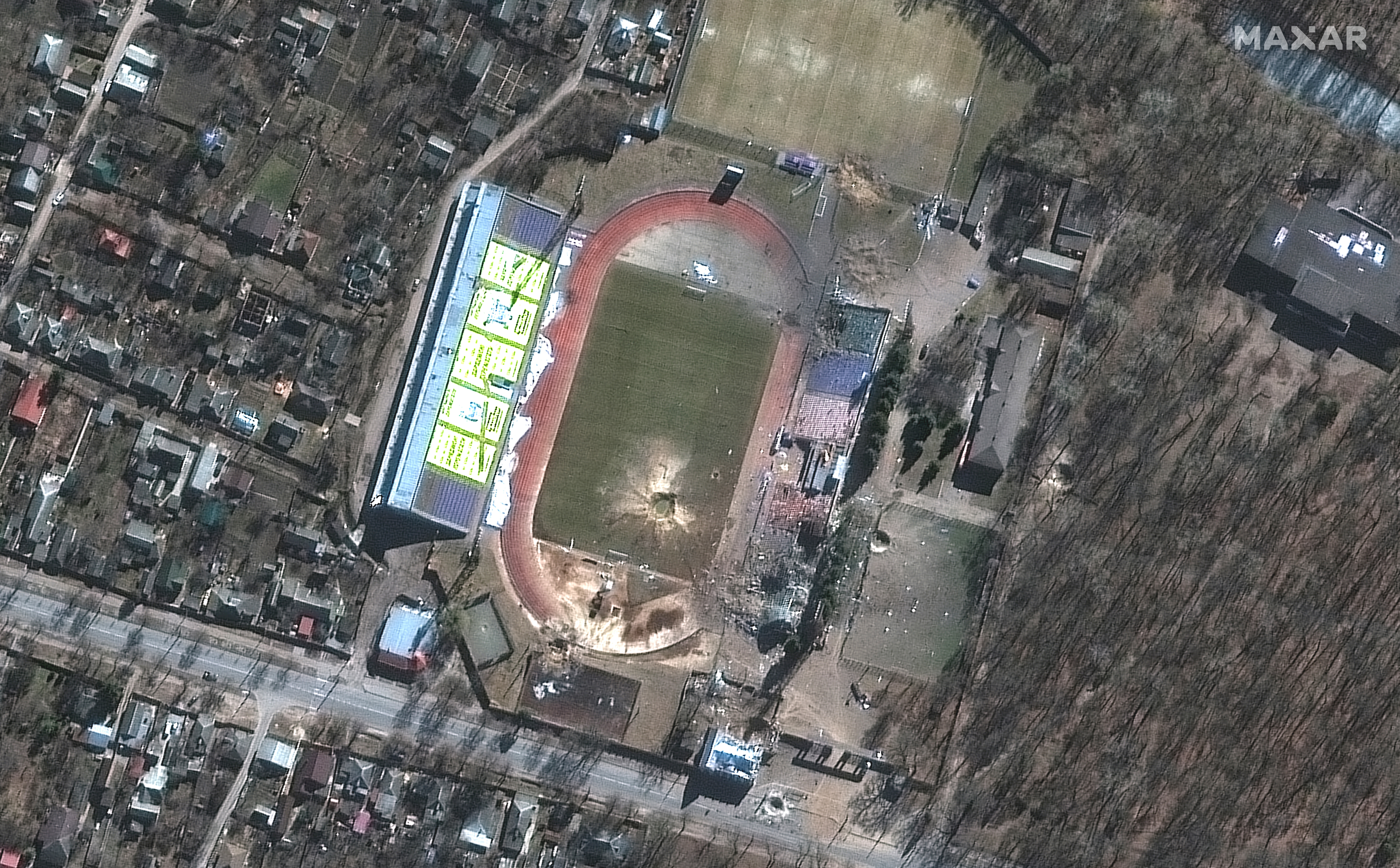 На этом спутниковом снимке, предоставленном Maxar Technologies, видны большие воронки на территории олимпийского центра спортивной подготовки в Чернигове. 16 марта 2022 года. Фото Maxar Technologies/AP/Scanpix/Leta