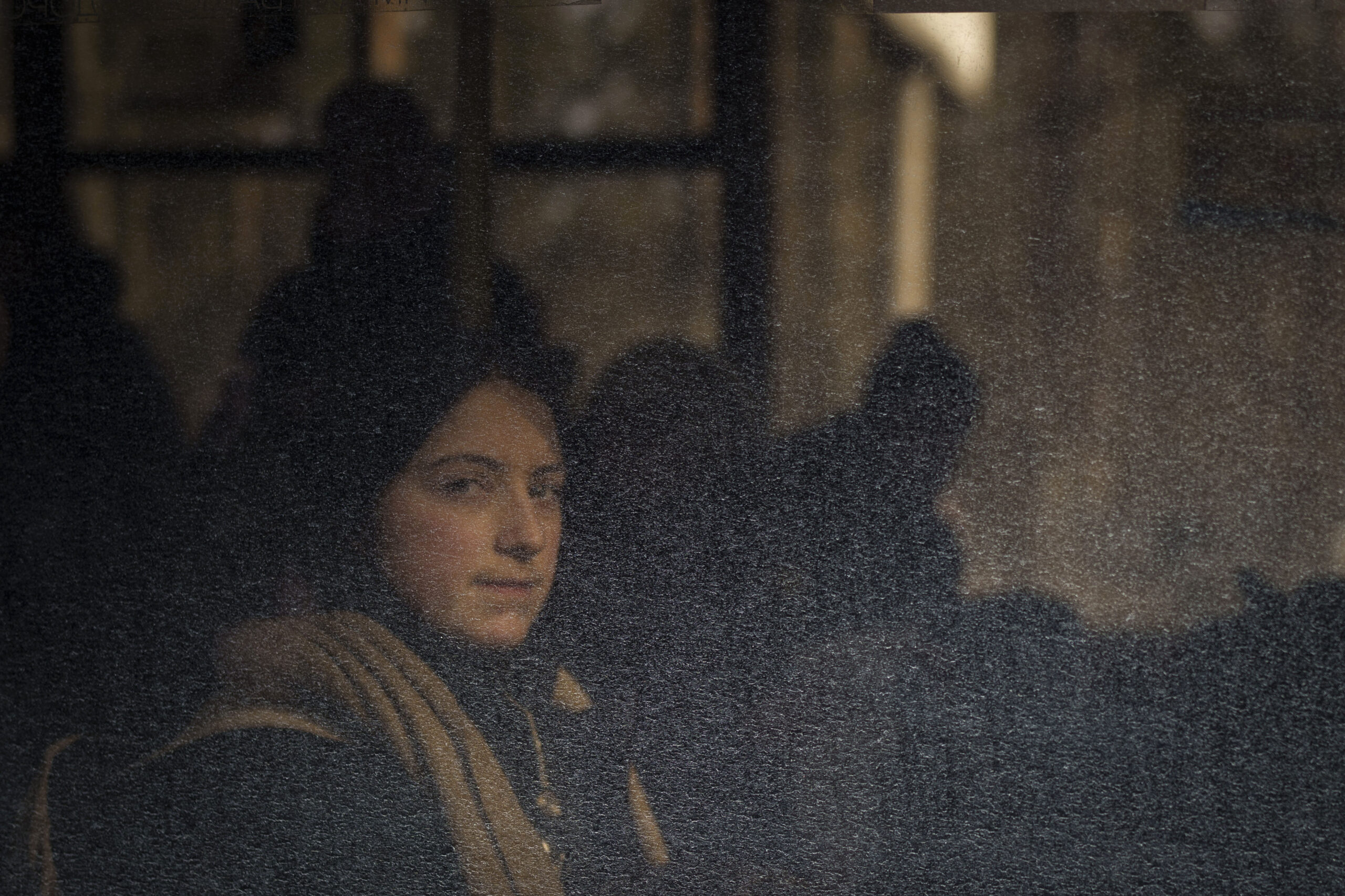Женщина сидит в автобусе во время эвакуации из Ирпеня на окраине Киева. 9 марта 2022 года. Фото Felipe Dana/AP Photo/Scanpix/LETA