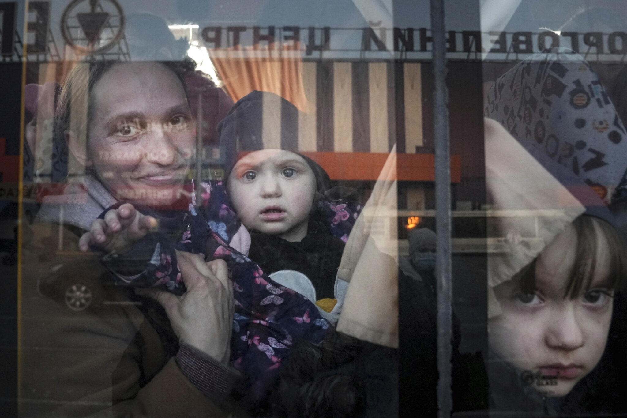 Беженцы смотрят из автобуса на центр помощи в Запорожье. Украина. 25 марта 2022 года. Фото Evgeniy Maloletka/AP Photo/Scanpix/LETA 