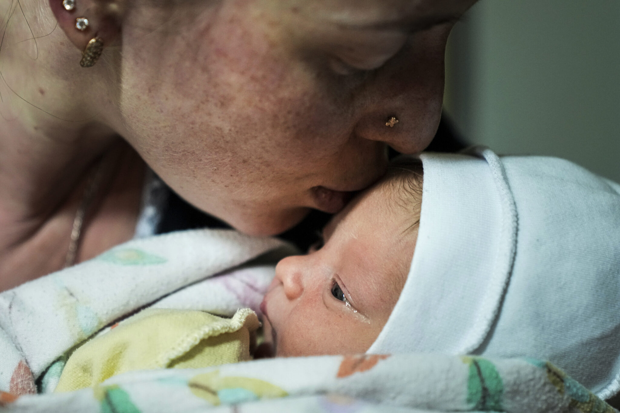 Катерина Сухарокова целует новорожденного сына Макара в подвале родильного дома, переоборудованного в медпункт и используемого в качестве бомбоубежища в Мариуполе. Фото Evgeniy Maloletka / TASS / Scanpix / Leta