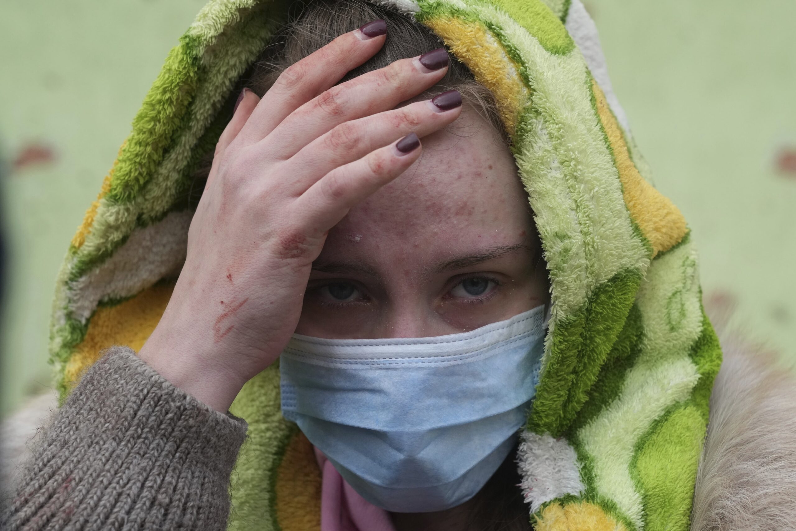 Женщина возле роддома в Мариуполе.Фото Evgeniy Maloletka/AP Photo/Scanpix/Leta