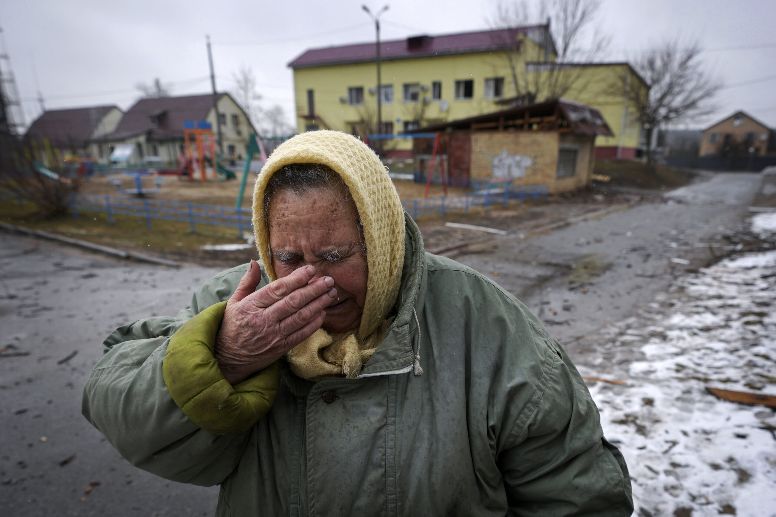 Женщина плачет возле домов, пострадавших, по словам местных жителей, в результате российского авиаудара. Поселок Горенка под Киевом. Украина. 2 марта 2022 года. Фото Vadim Ghirda/AP Photo//Scanpix/Leta