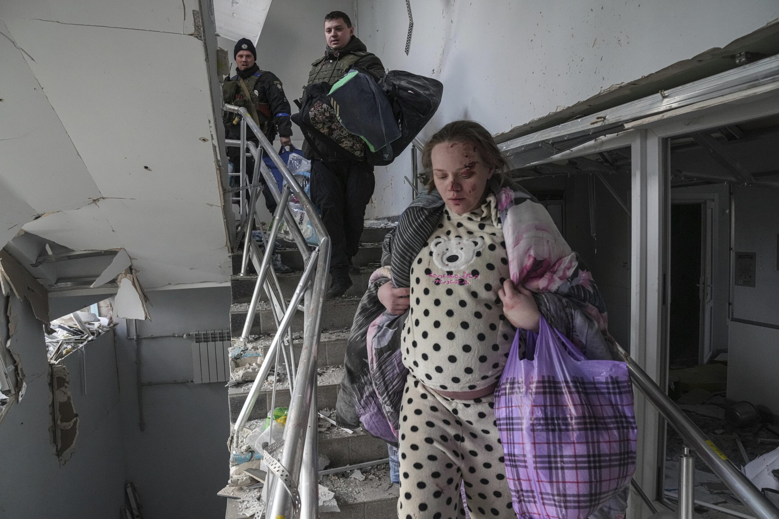 Беременная женщина эвакуируется из разбомбленного роддома. Мариуполь. 9 марта 2022 года. Фото Evgeniy Maloletka/AP Photo/Scanpix/Leta
