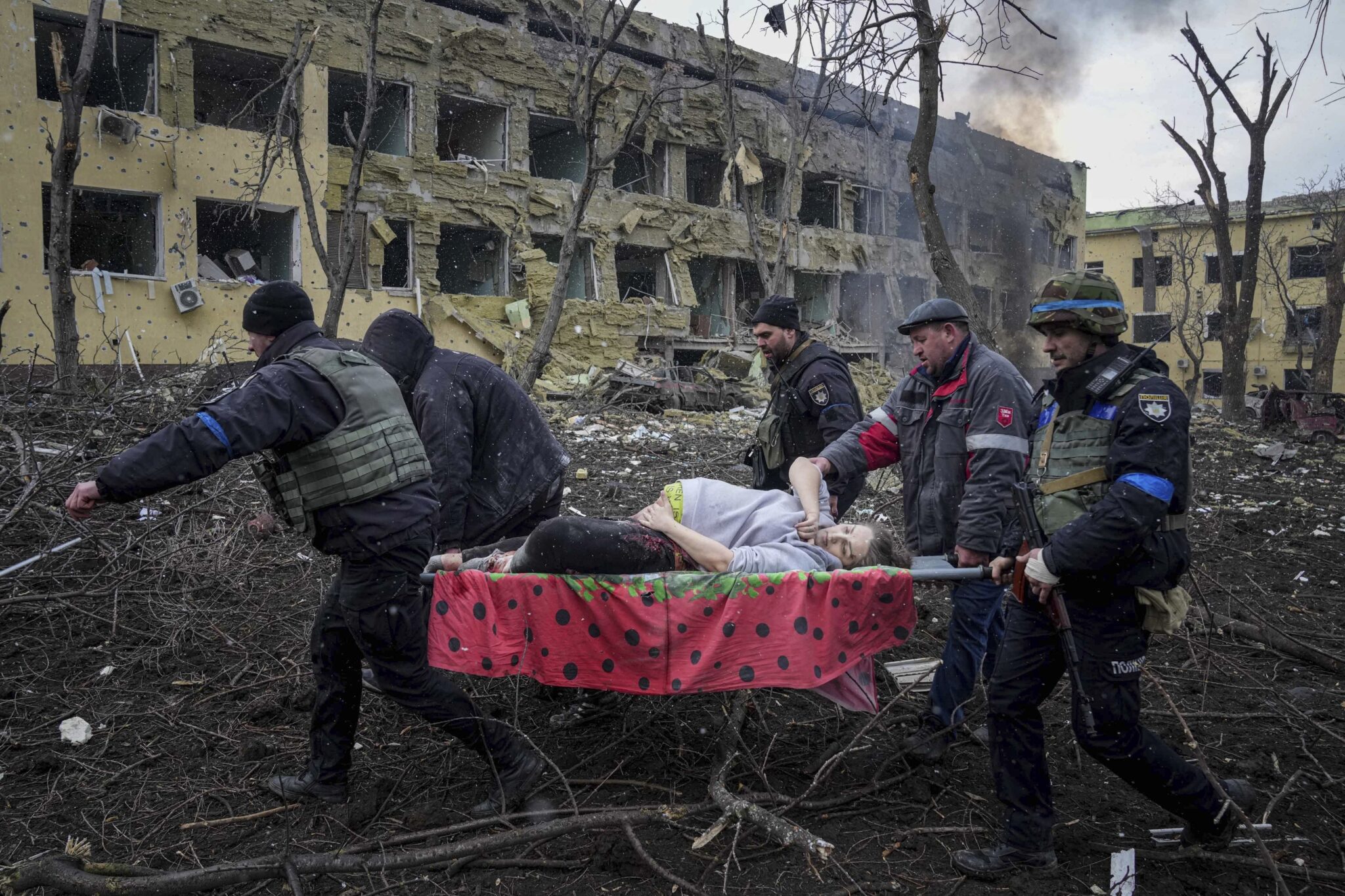 Беременная женщина эвакуируется из разбомбленного роддома. Мариуполь. 9 марта 2022 года. Фото Evgeniy Maloletka/AP Photo/Scanpix/Leta
