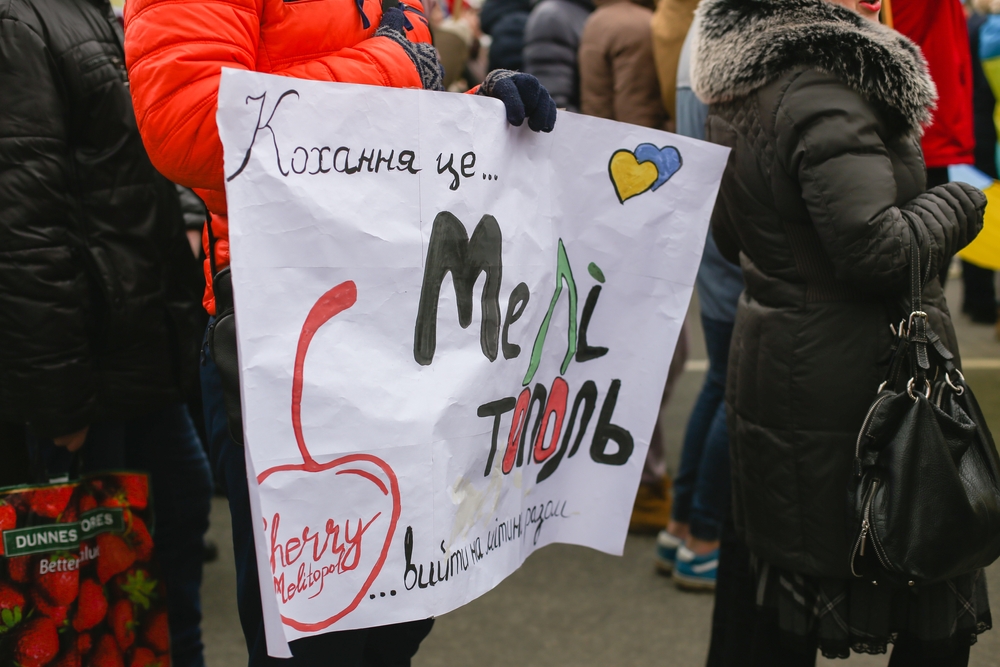 Митинг в поддержку Украины в захваченном российскими войсками Мелитополе. 7 марта 2022 © Shutterstock /  Anna Azary
