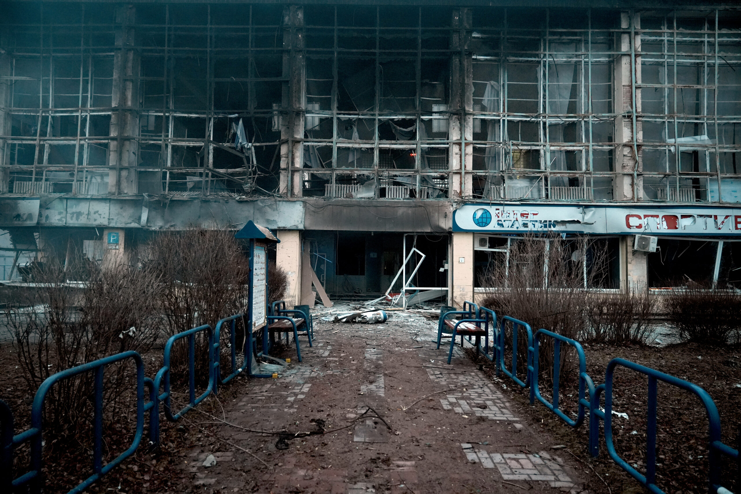 Спасатели осматривают здание телебашни после бомбежки в Киеве. Фото Sergi Mykhalchuk / SIPA / TASS / Scanpix / Leta