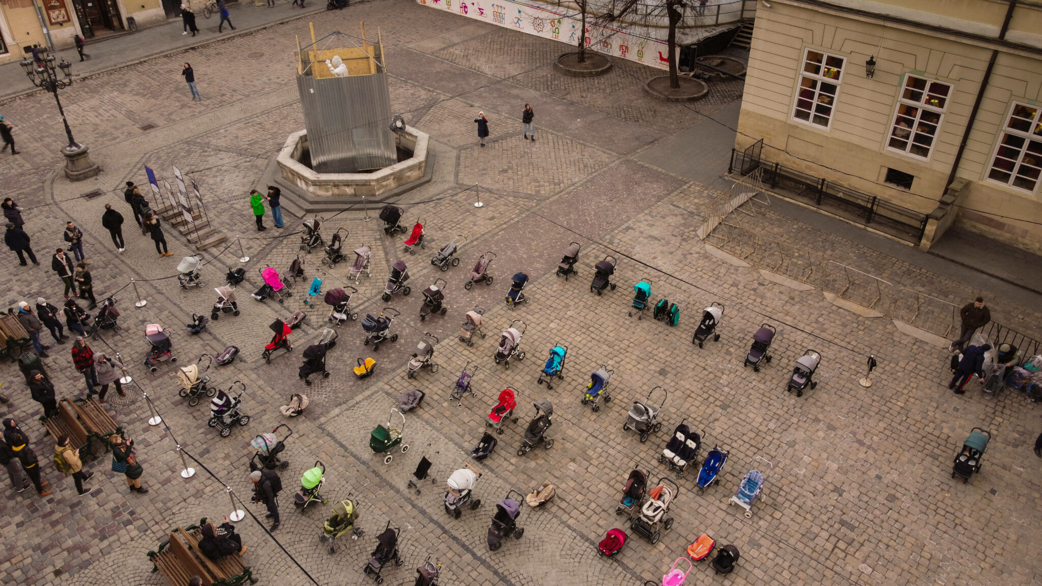 109 колясок символизируют количество погибших детей в результате военных действий в Украине. Львов. 18 марта 2022 года. Фото LOUAI-BARAKAT/SIPA/Scanpix /LETA