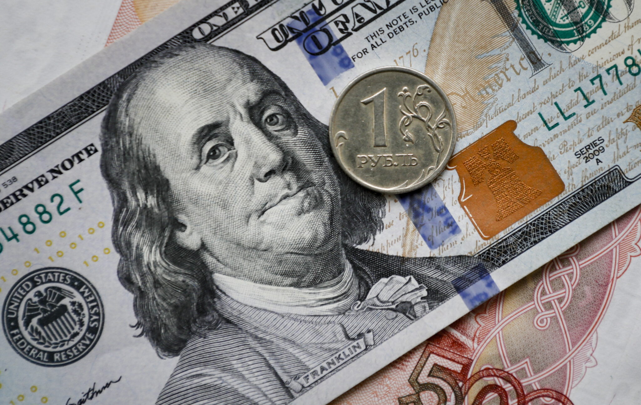 Доллар и рубль. Фото EPA/Юрий Кочетков/Scanpix/LETA