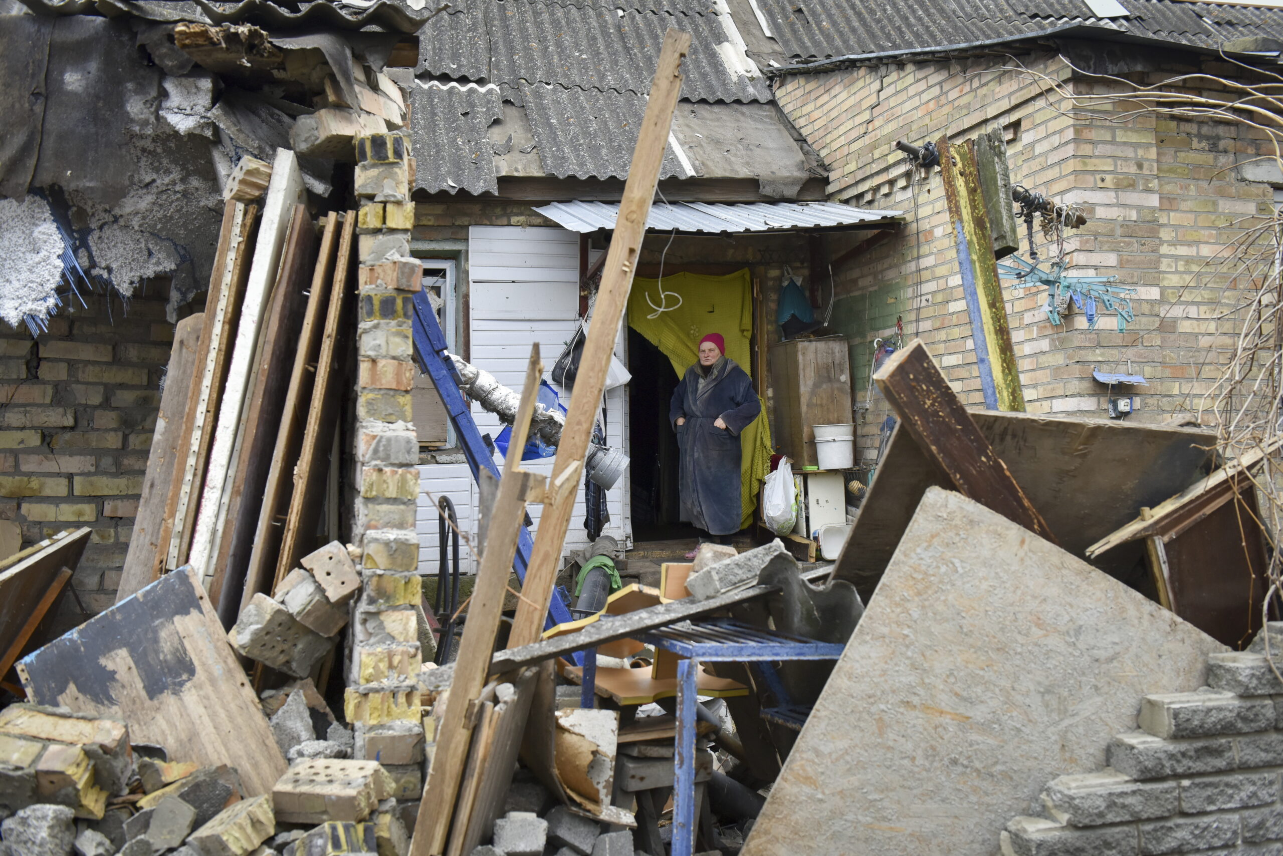 66-летняя местная жительница на развалинах собственного дома. Гостомель. 6 апреля 2022 года. Фото EPA/OLEG PETRASYUK/Scanpix/LETA  