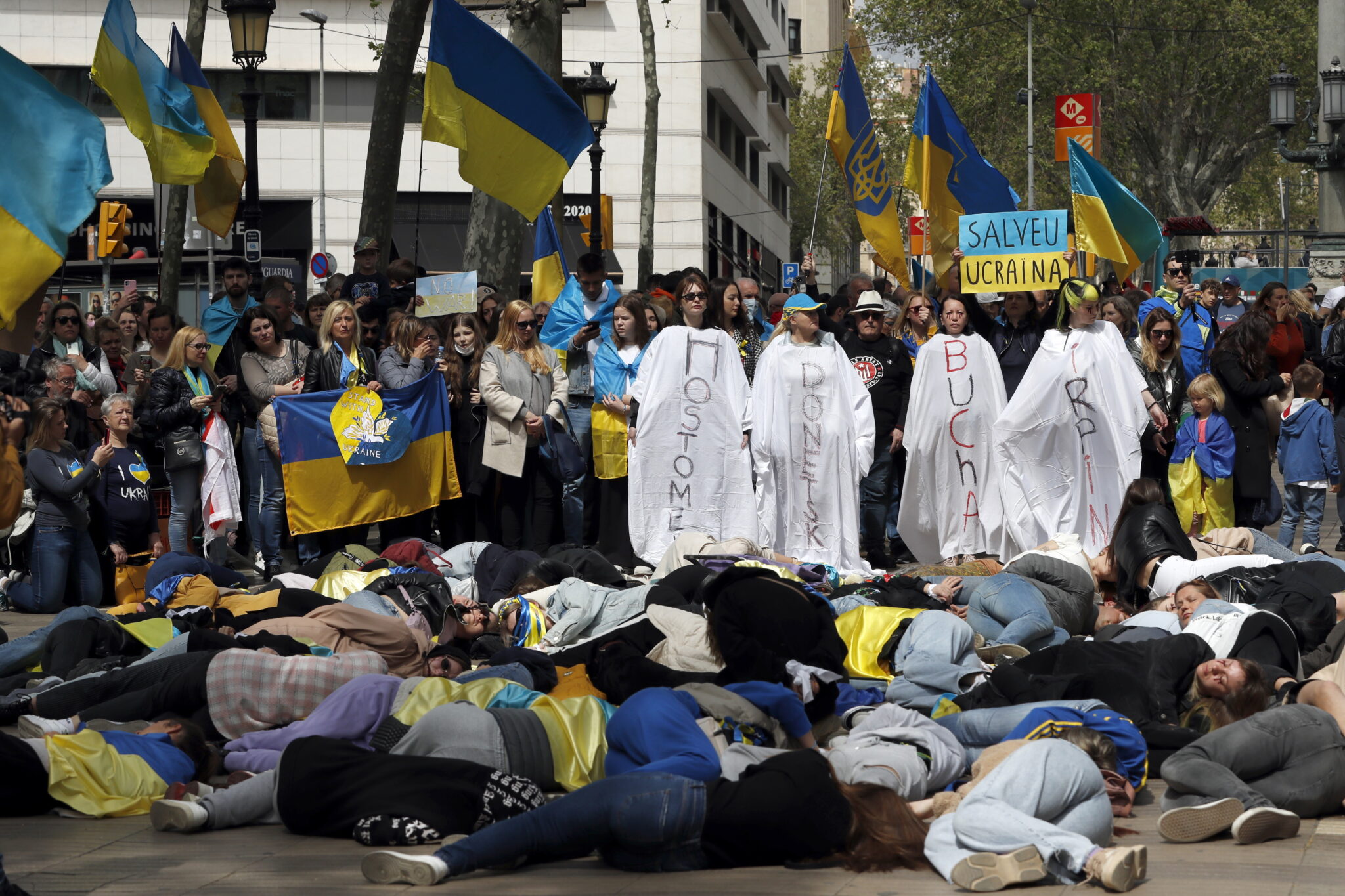 Сотни людей приняли участия в демонстрации против российского вторжения в Украину. Барселона. Испания. 10 апреля 2022 года. Фото EPA/Alberto Estevez/Scanpix/LETA  
