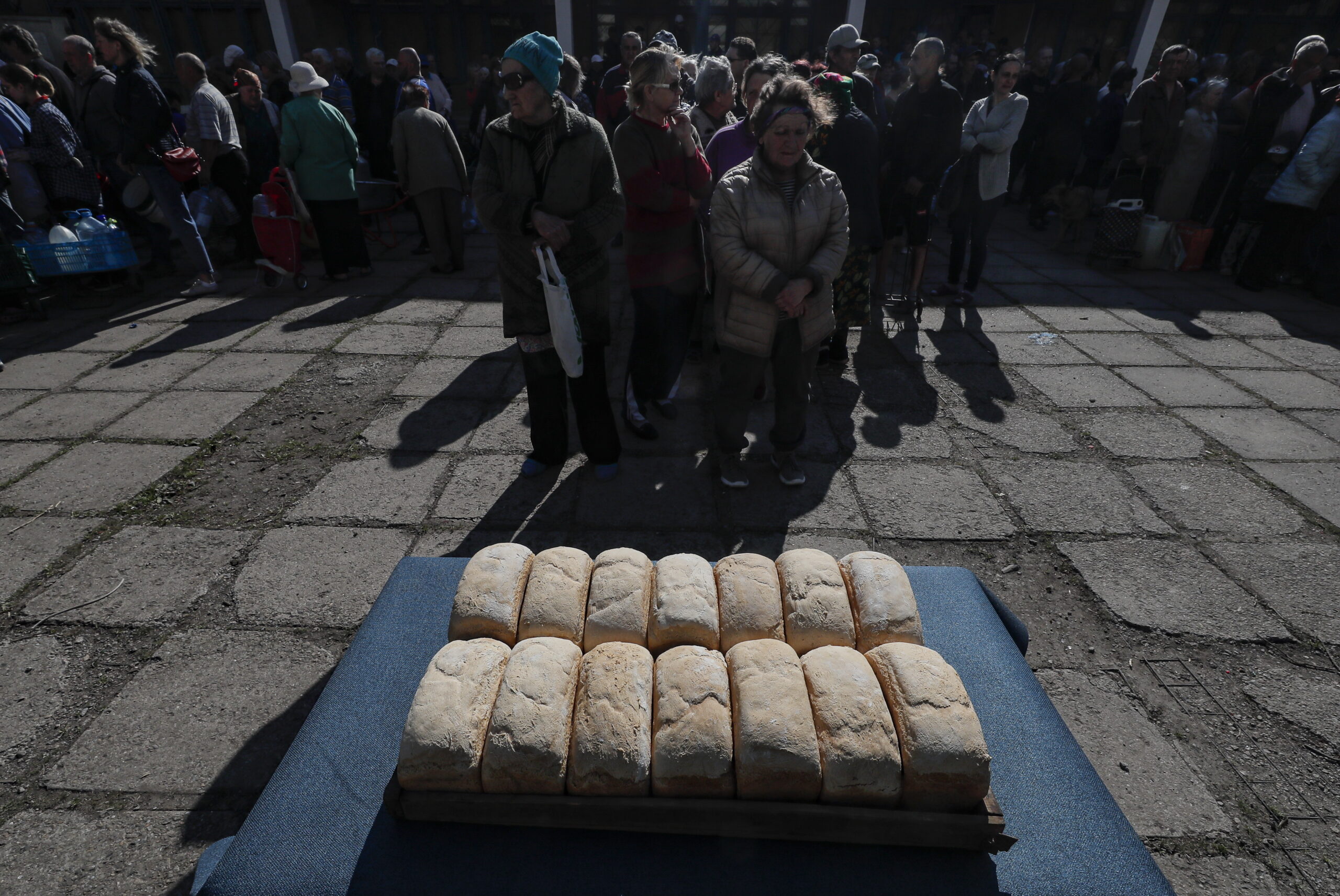 Люди в ожидании раздачи хлеба. Мариуполь. 29 апреля 2022 года. Фото EPA/SERGEI ILNITSKY/Scanpix/LETA