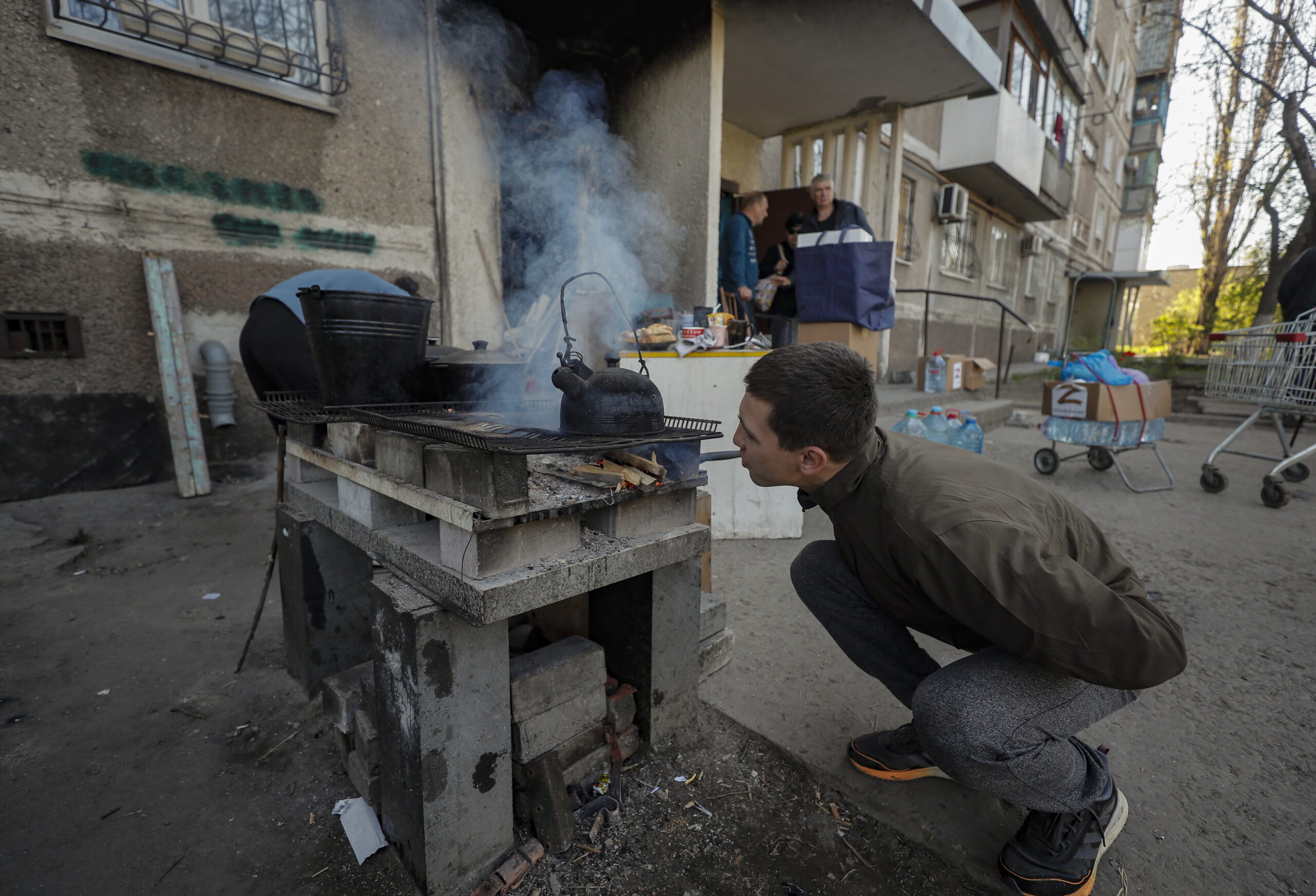 В Мариуполе многим людям приходится готовить пищу на улице. 29 апреля 2022 года. Фото EPA/SERGEI ILNITSKY/Scanpix/LETA
