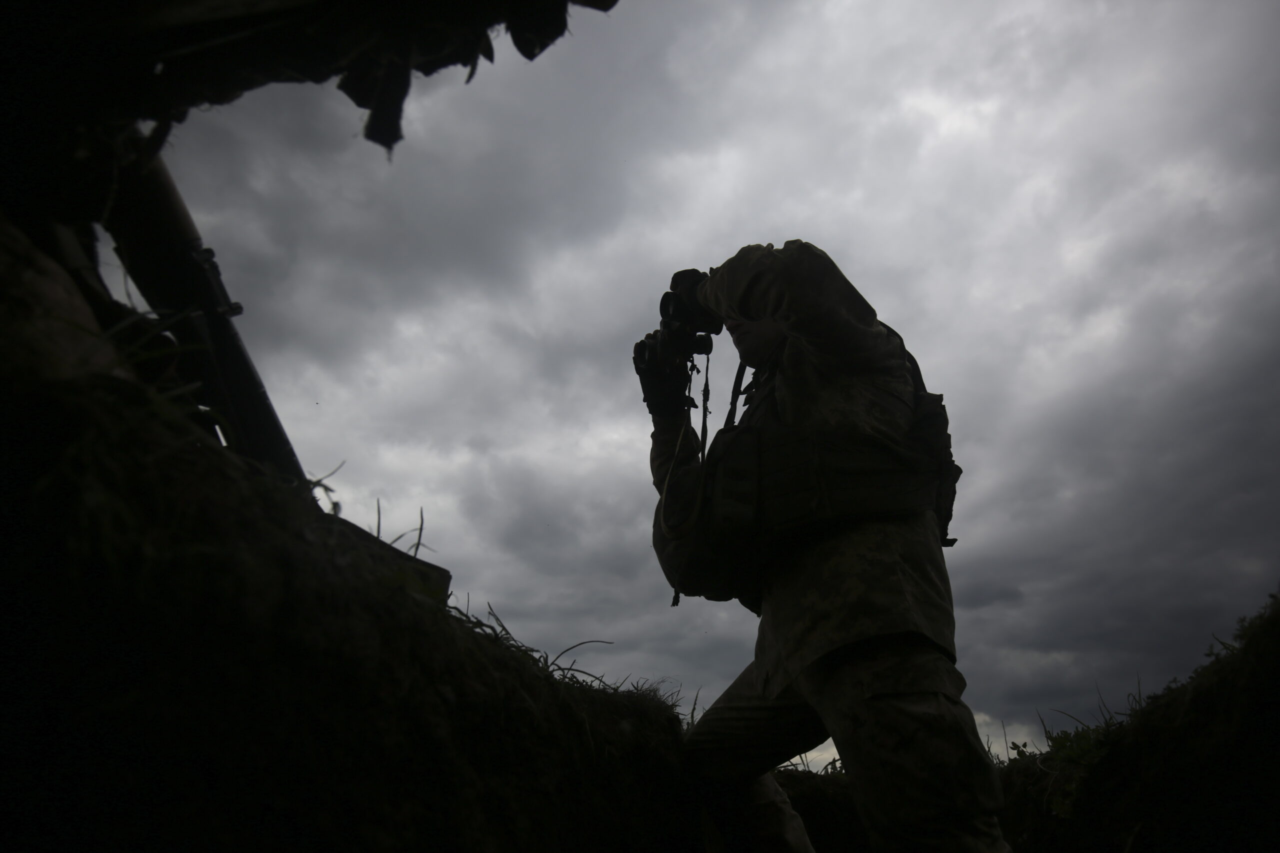 Украинский военнослужащий на позиции возле поселка Нью-Йорк. Донецкая область. Украина. 29 апреля 2022 года. Фото Pavlo EPA/STR/Scanpix/LETA