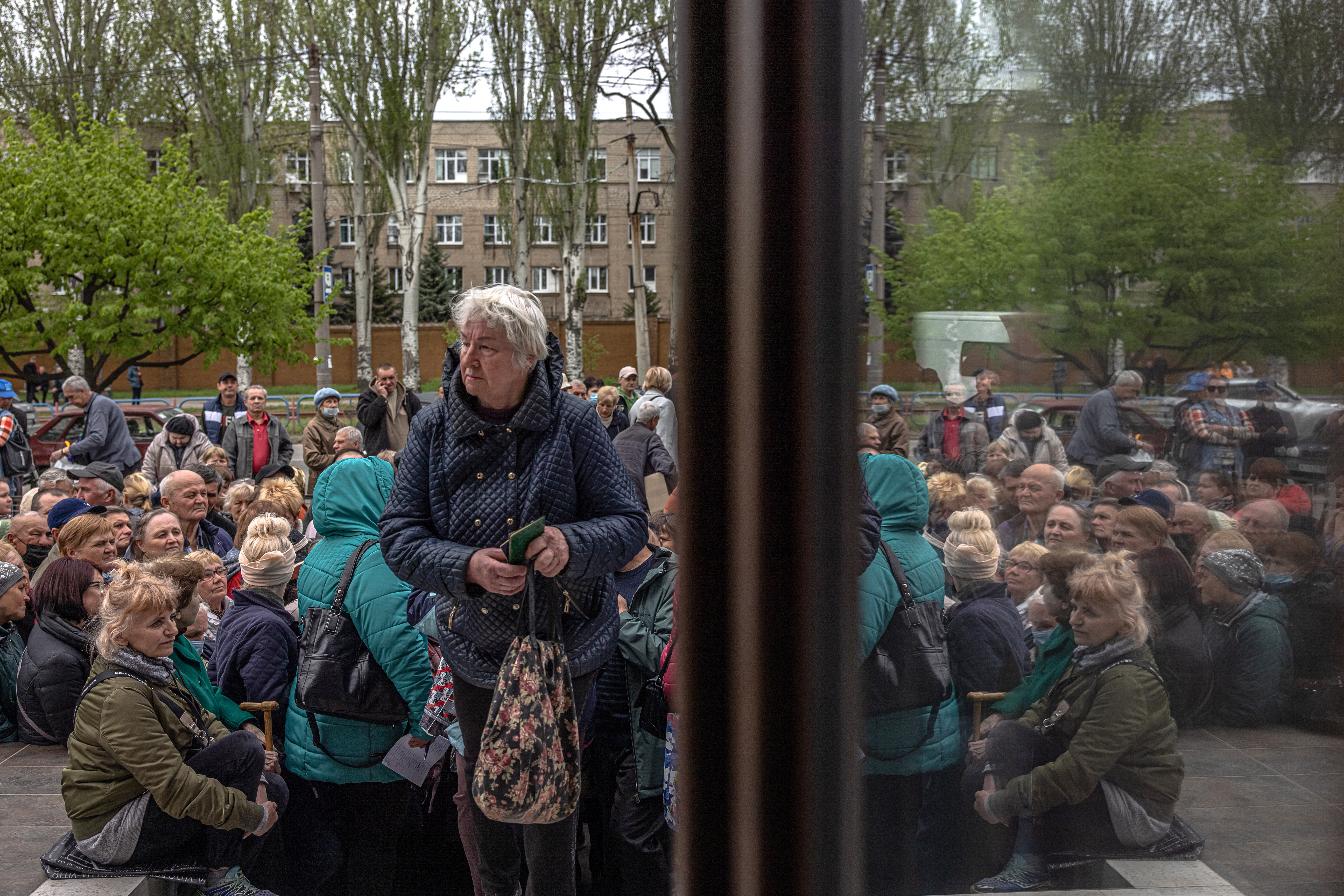 Люди в ожидании гуманитарной помощи в Запорожье, Украина. 30 апреля 2022 года. Фото EPA/ROMAN PILIPEY/Scanpix/LETA