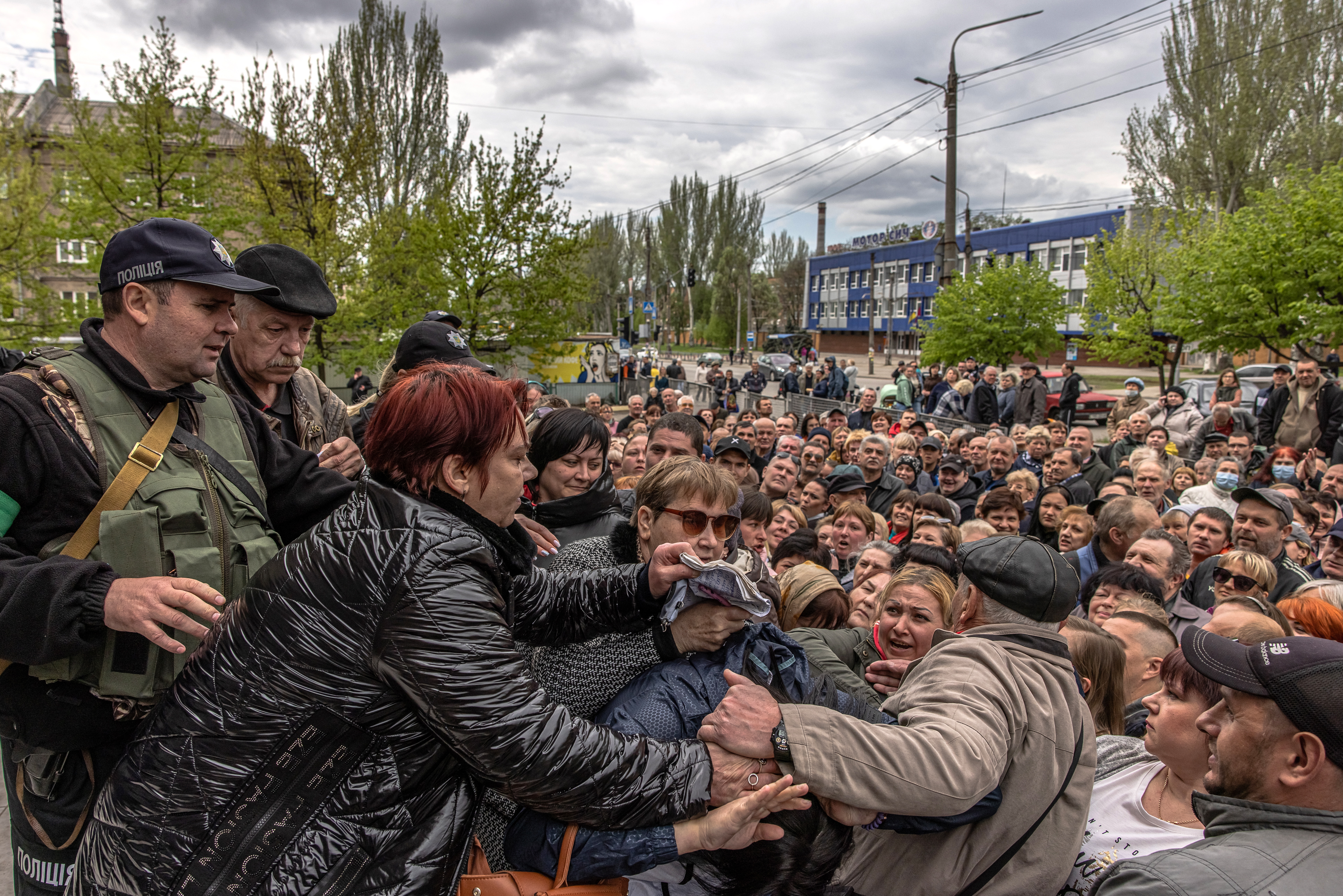 Люди в ожидании гуманитарной помощи в Запорожье, Украина. 30 апреля 2022 года. Фото EPA/ROMAN PILIPEY/Scanpix/LETA