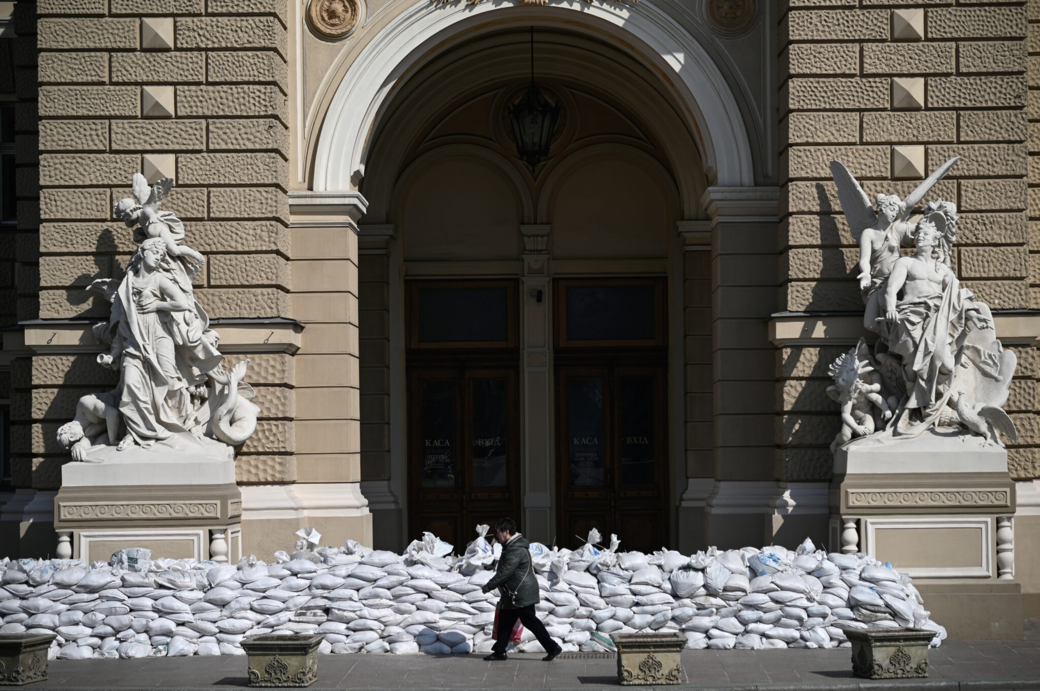 Одесса возвращается к жизни, по-прежнему сохраняя баррикады в историческом центре. Украина, 30 марта 2022 года © Eurokinissi / Zuma / Scanpix / Leta
