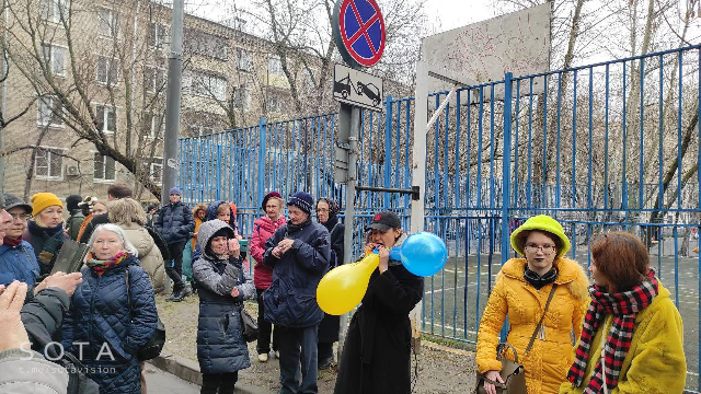 Акция в поддержку редакторов DOXA  у Дорогомиловского суда в Москве. Фото Sota Vision