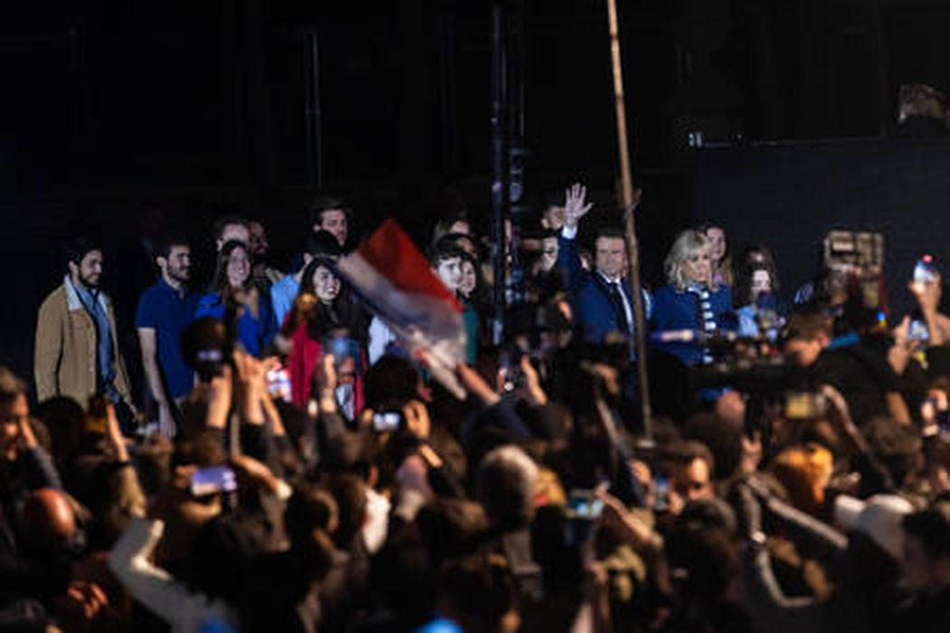 Эммануэль Макрон в окружении сторонников на Марсовом поле после победы на президентских выборах. Фото ROMUALD MEIGNEUX/SIPA/Scanpix/LETA