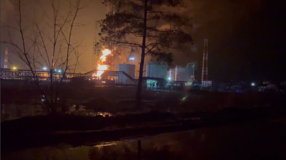 Пожар не нефтебазе в Брянске. Кадр видео, опубликованного в телеграм-канале "Подъем"
