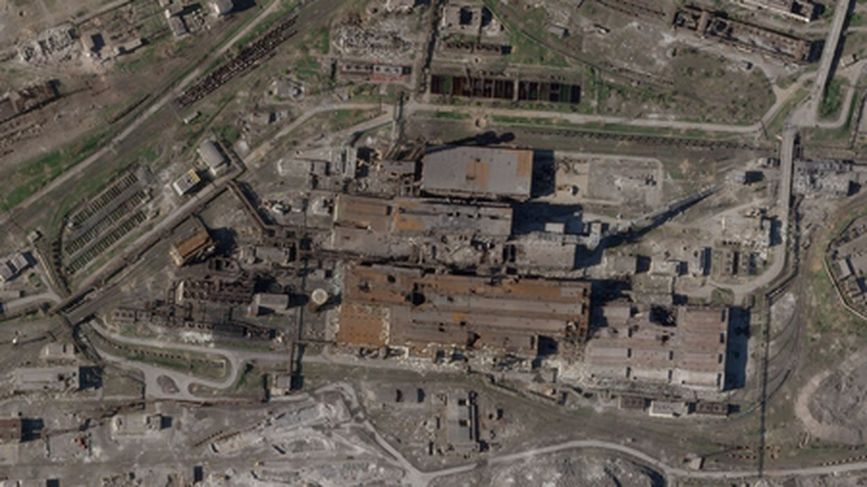 Кадр аэрофотосъемки завода "Азовсталь" в Мариуполе, находящемся под контролем украинских военных, после нанесения по нему ракетно-бомбовых ударов. Фото (Planet Labs PBC via AP/Scanpix/LETA