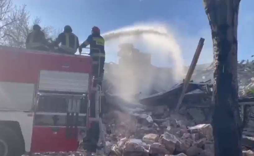 Тушение пожара после ракетного удара по территории Запорожского алюминиевого завода. Кадр видео, опубликованного УНИАН