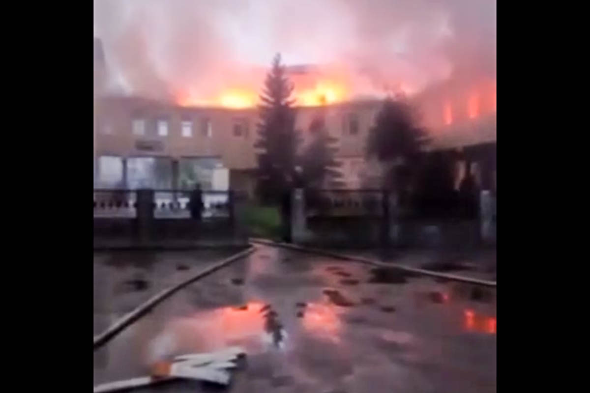 Пожар после обстрела в травматологической больнице в Лимане. Скриншот из видео телеграм-канала «Украина сегодня».