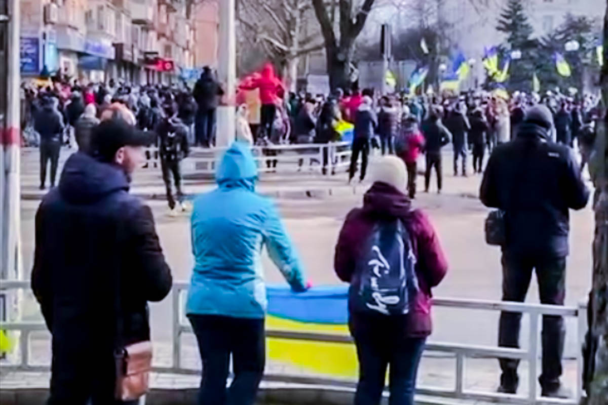 Митинг в Херсоне. Скриншот из видео УНИАН