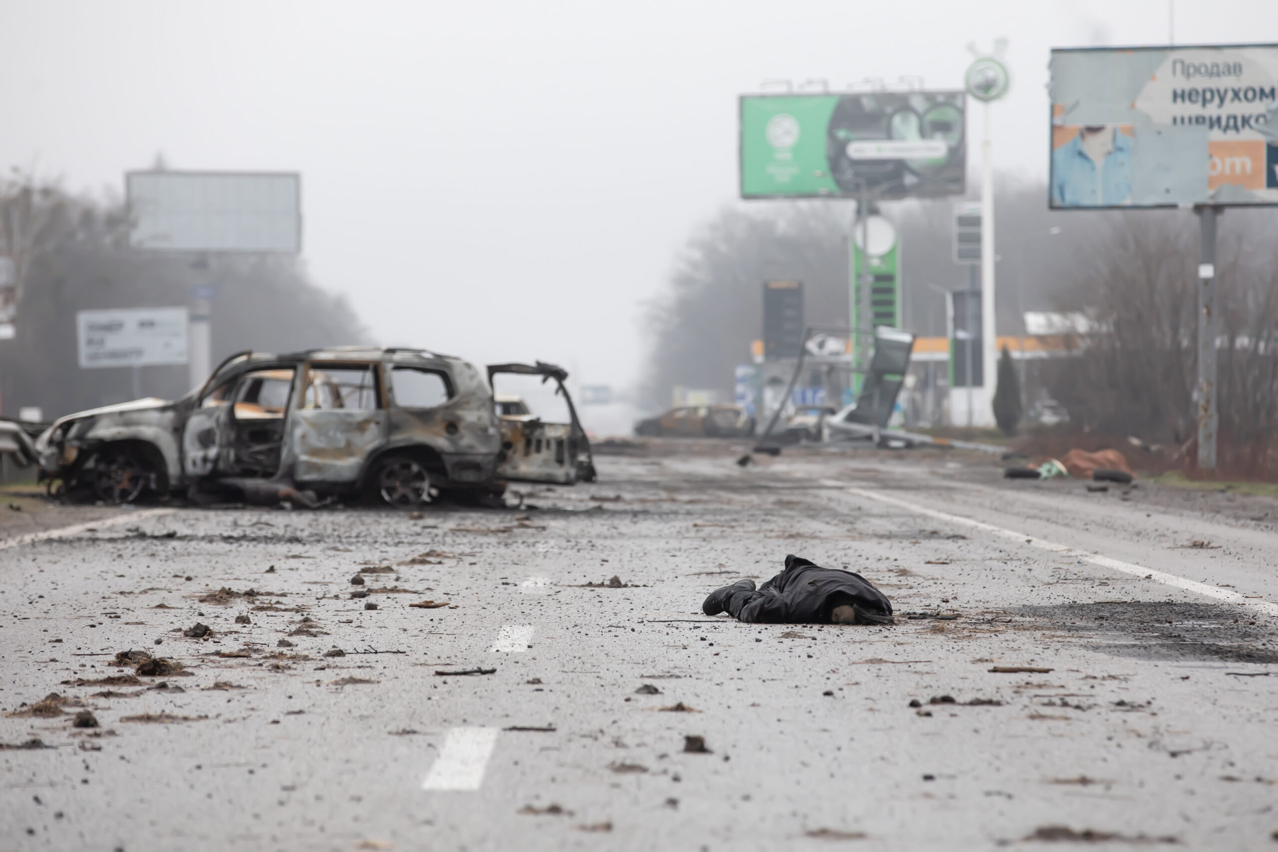 Мертвый человек на трассе Киев-Житомир рядом с городом Буча, в 20 км от Киева. 2 апреля 2022 года. Фото Mykhaylo Palinchak/SOPA Images via ZUMA Press Wire/Scanpix/LETA