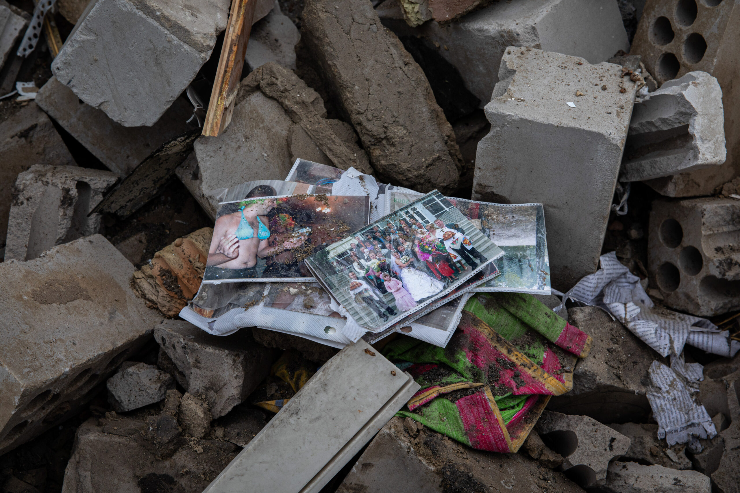  Семейные фотографии на развалинах дома. Бородянка. 6 апреля 2022 года. Фото Alex Chan/SOPA Images via ZUMA Press Wire/Scanpix/LETA